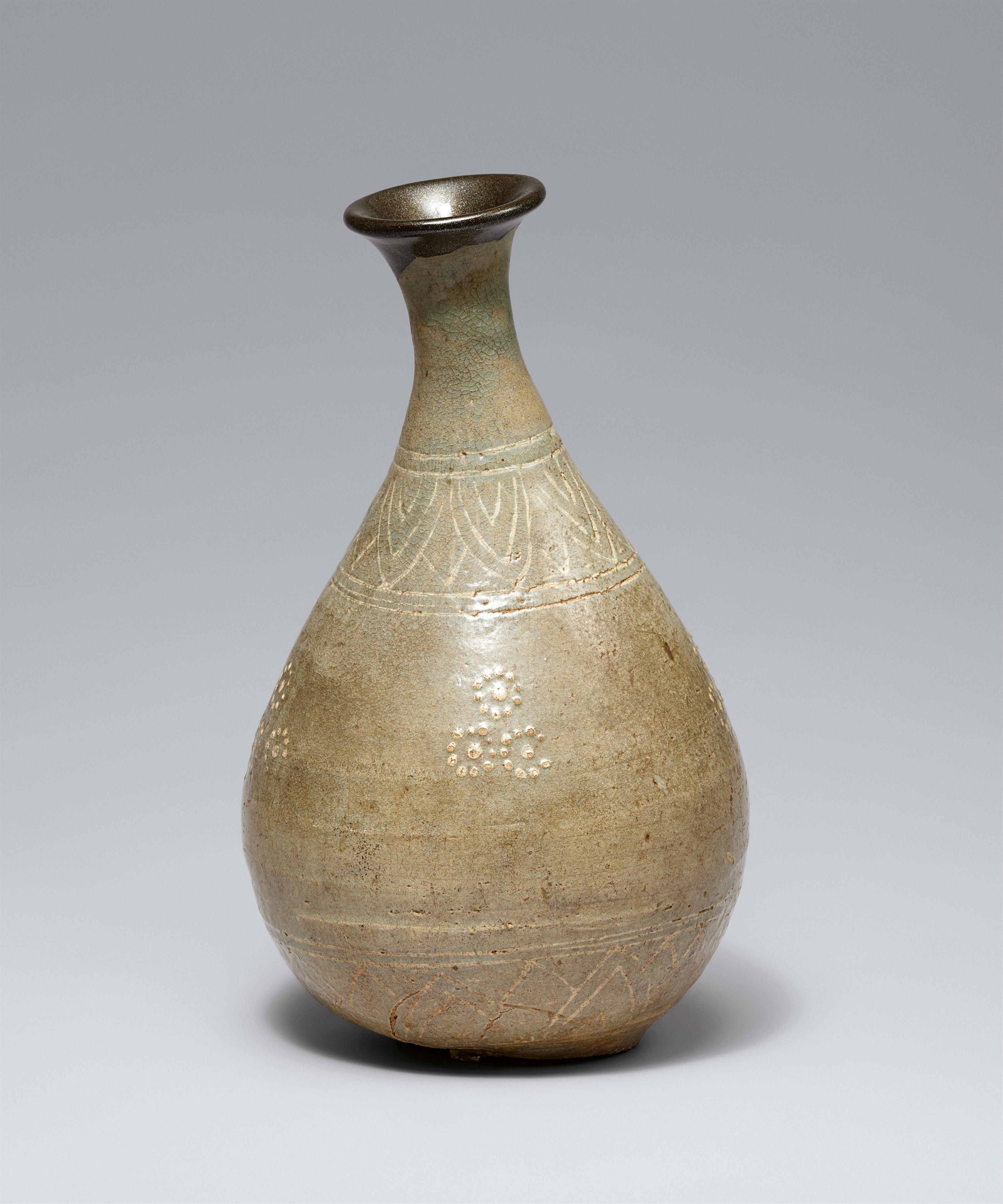 A celadon-glazed bottle. Korea. Late Goryeo/early Joseon dynasty, 14th/15th century - image-6