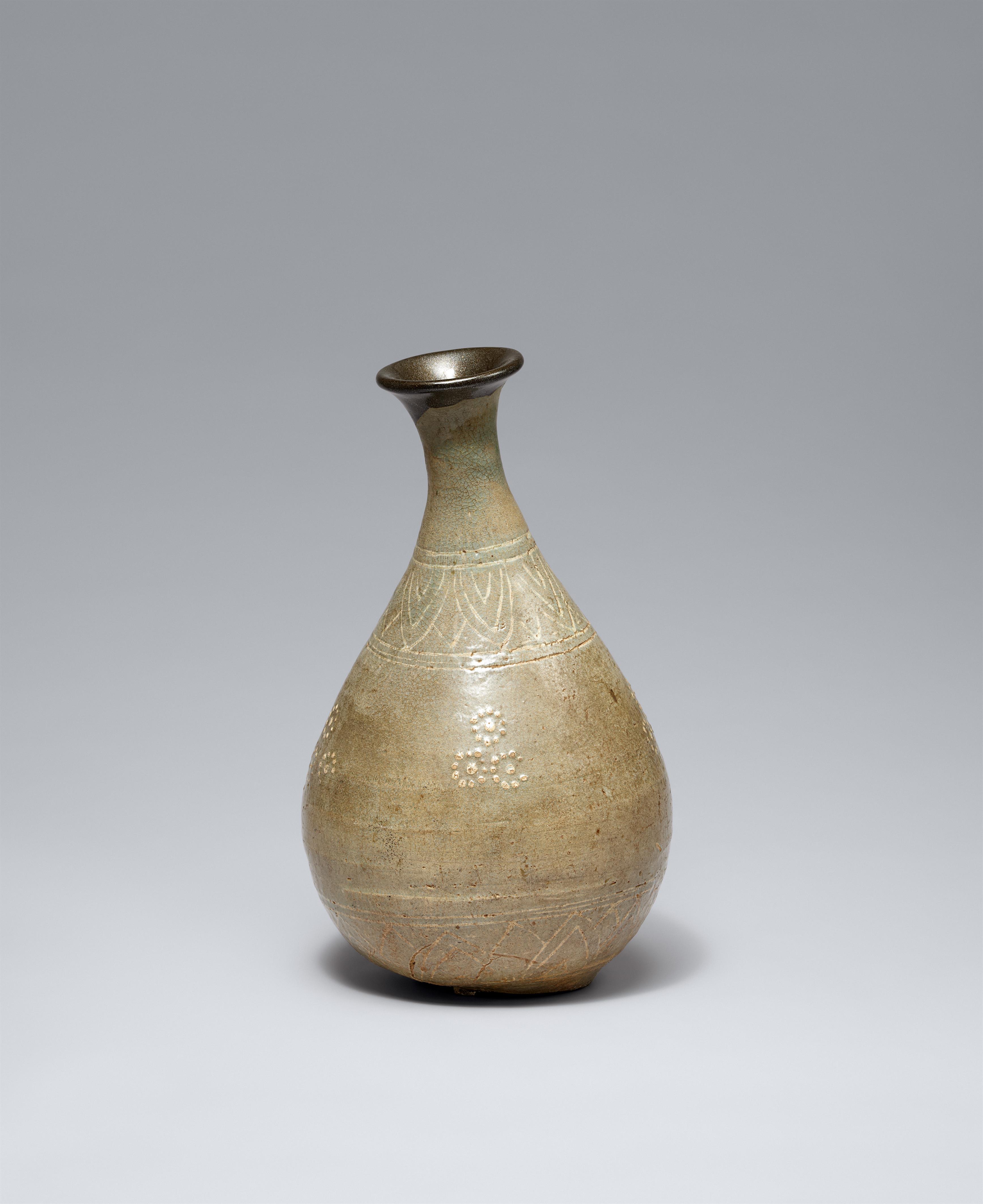 A celadon-glazed bottle. Korea. Late Goryeo/early Joseon dynasty, 14th/15th century - image-1