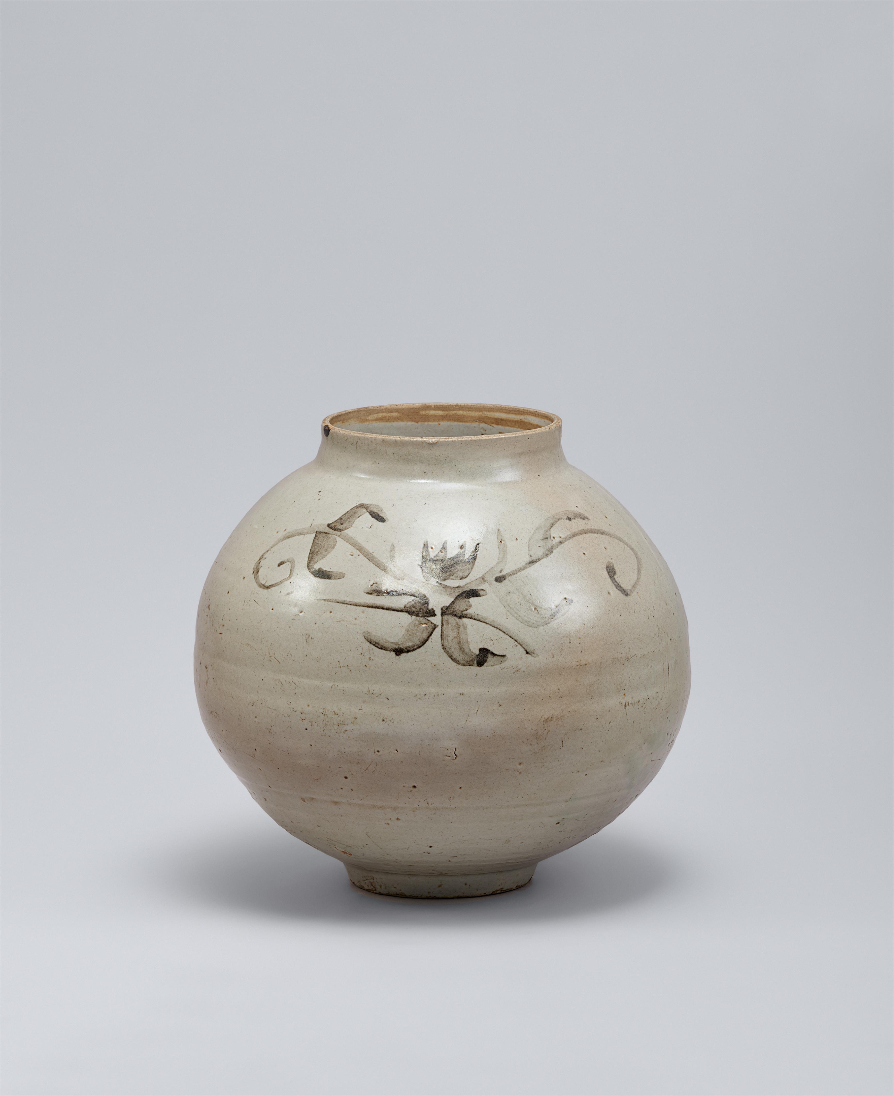 An iron-decorated jar. Korea. Joseon dynasty, 17th/18th century - image-1