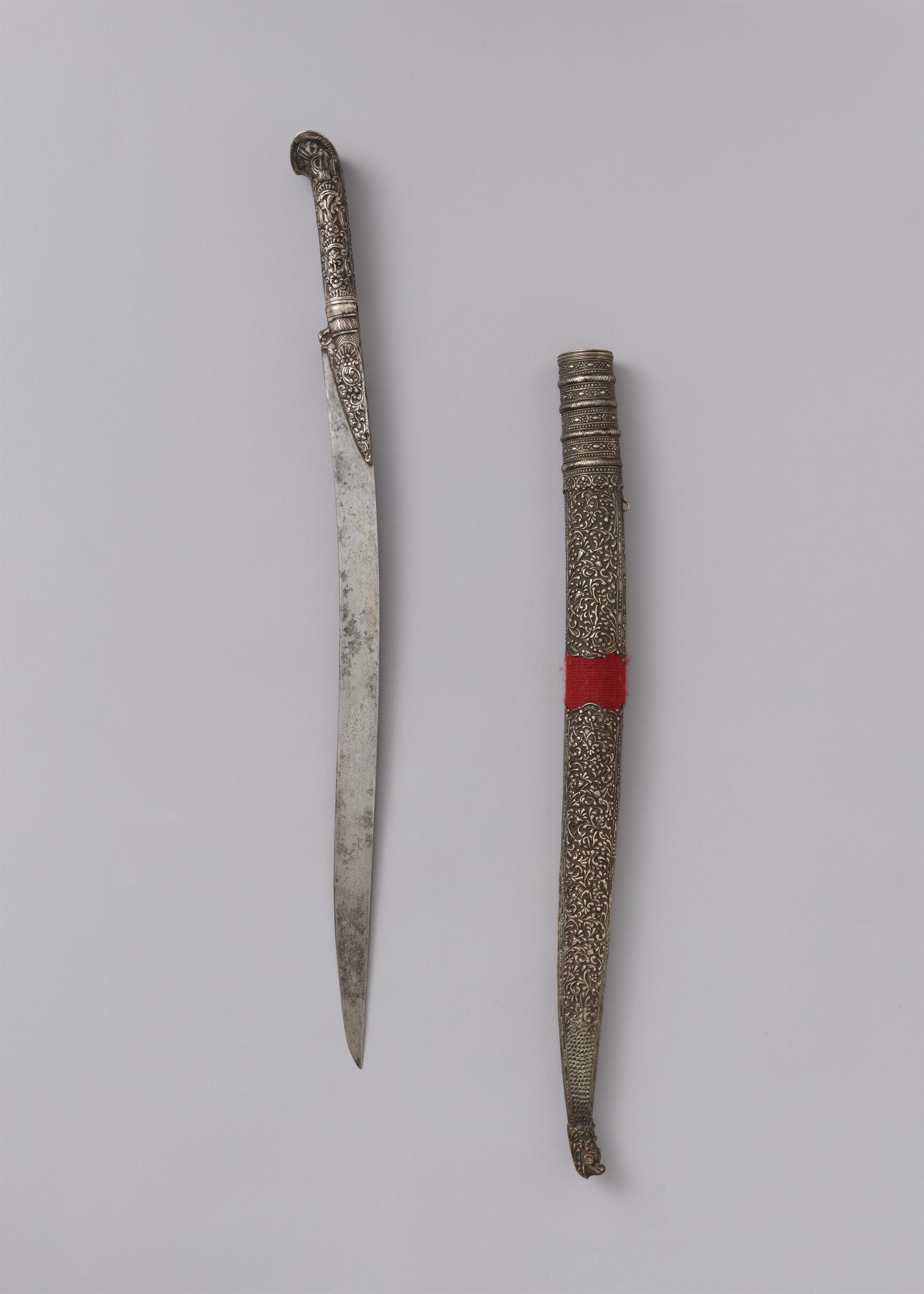 Yatagan mit Scheide. Stahl, Holz, Silber und rote Kordel. Osmanisches Reich. 19. Jh. - image-2