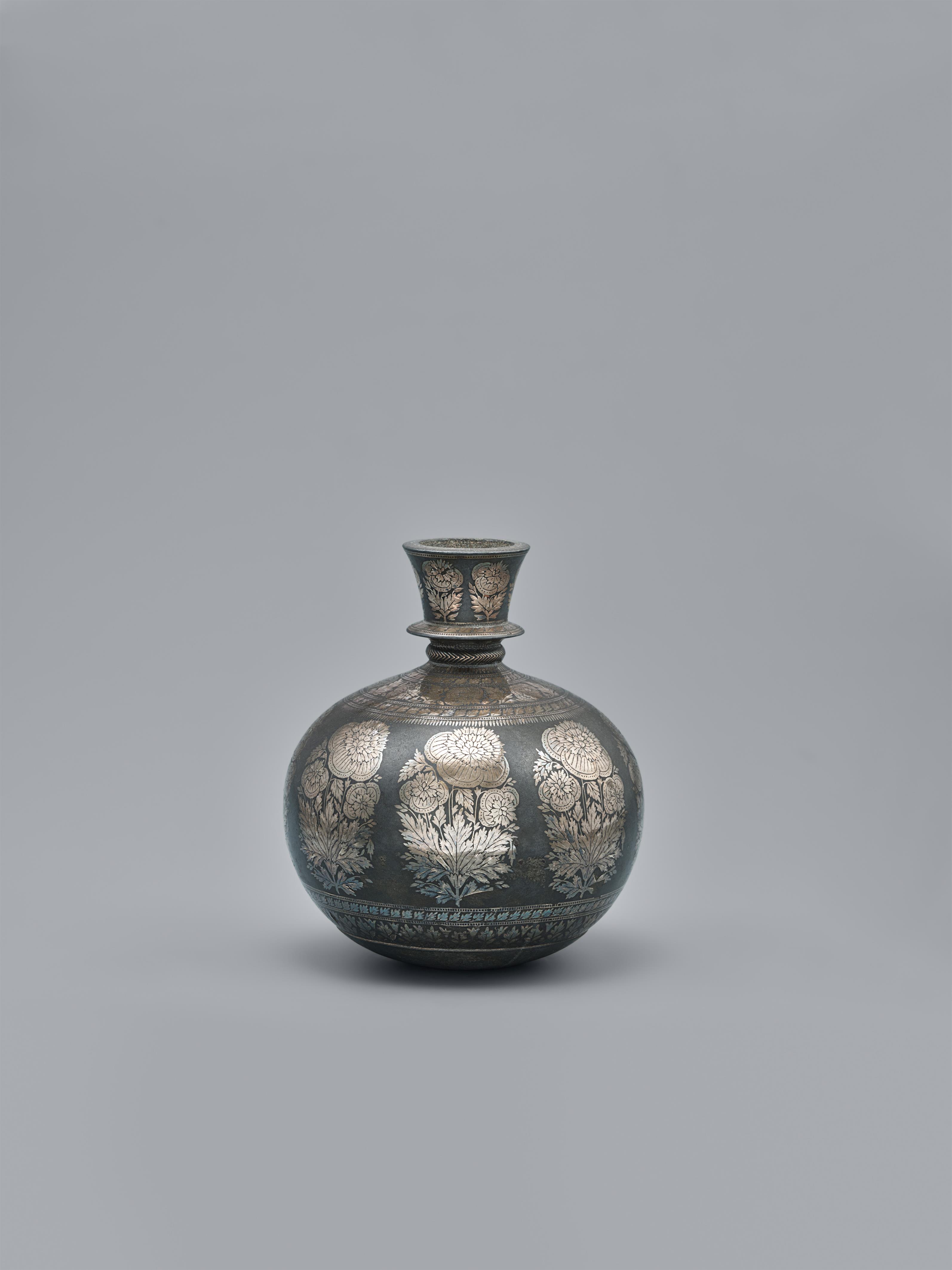 Bidri-huqqa-Flasche. Geschwärzte Zinklegierung mit Silbereinlagen. Indien, Dekkan, Bidar. 18./19. Jh. - image-1