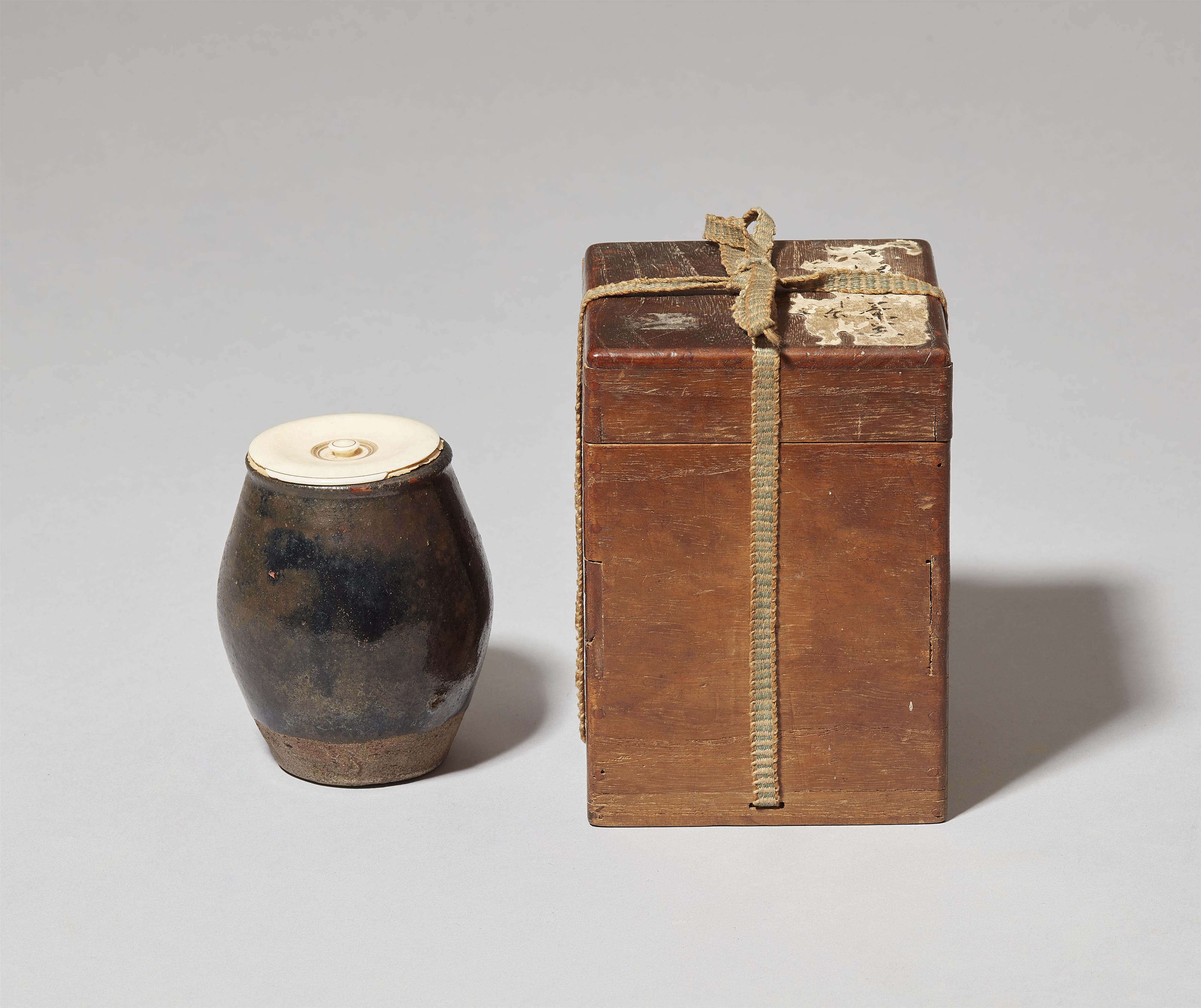 A group of nine chaire with ivory covers, a furidashi and a wooden model for a chaire. Edo period - image-3