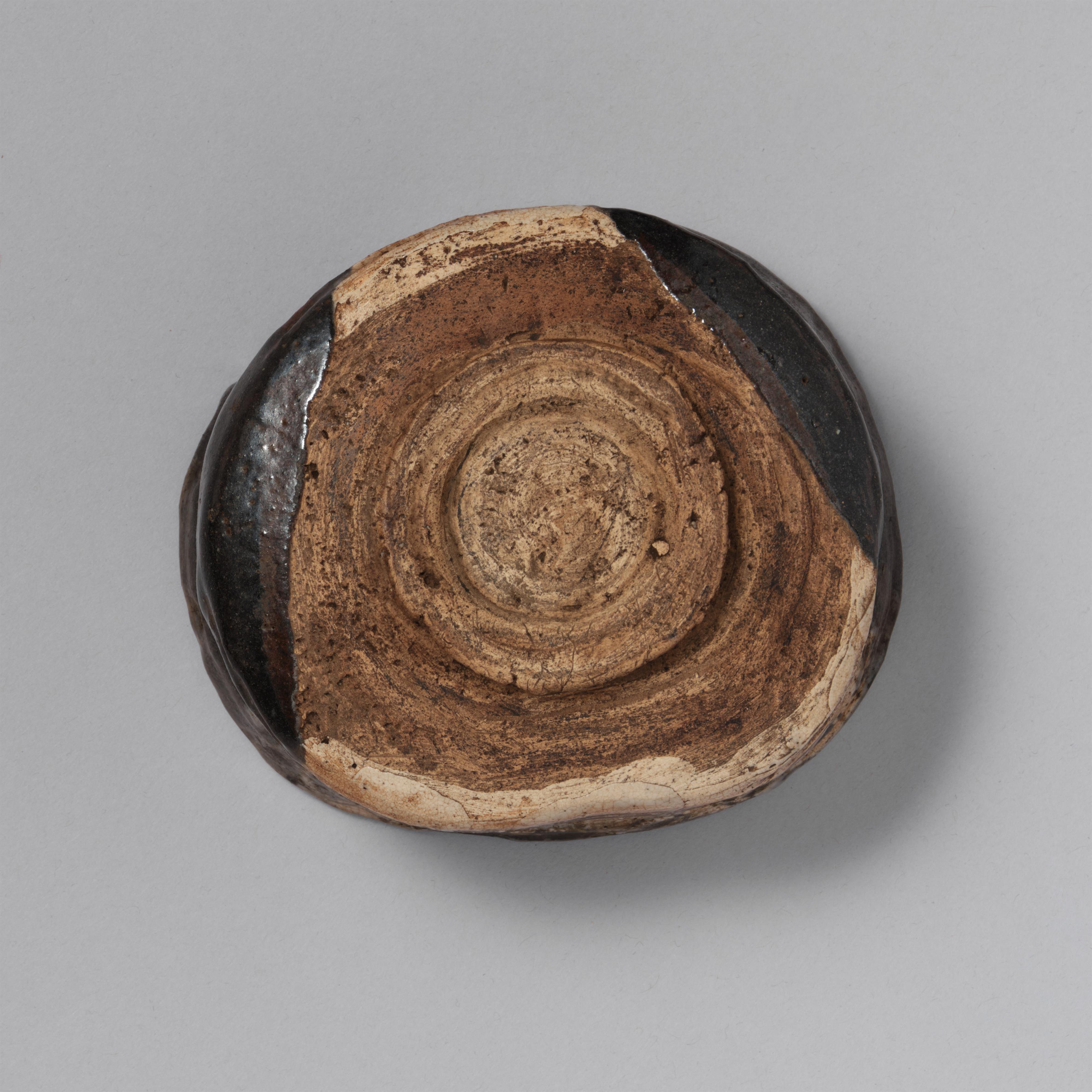 Teeschale (chawan). Kuro-Oribe. Mino-Gebiet. Momoyama/frühe Edo-Zeit, 17. Jh. - image-2