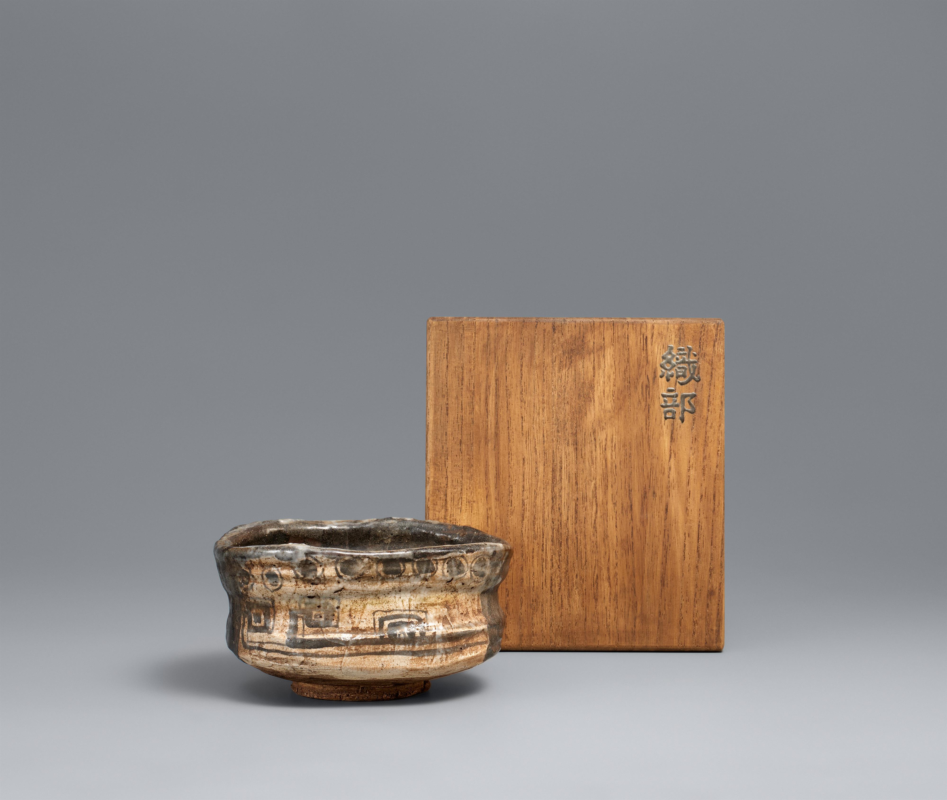 Teeschale (chawan). Kuro-Oribe. Mino-Gebiet. Momoyama/frühe Edo-Zeit, 17. Jh. - image-1