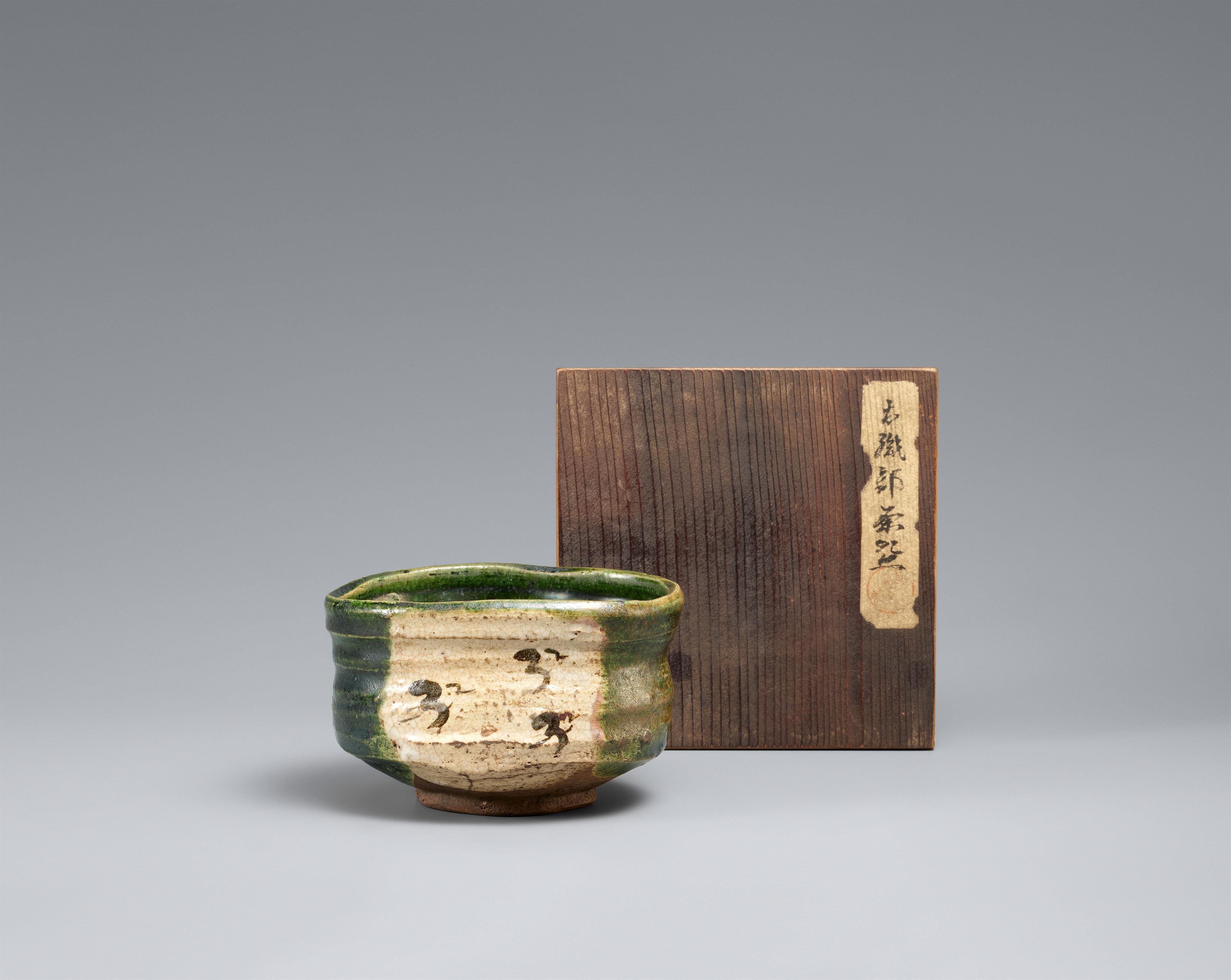 Teeschale (chawan). Ao-Oribe. Mino-Gebiet. Edo-Zeit, spätes 17./18. Jh. - image-1