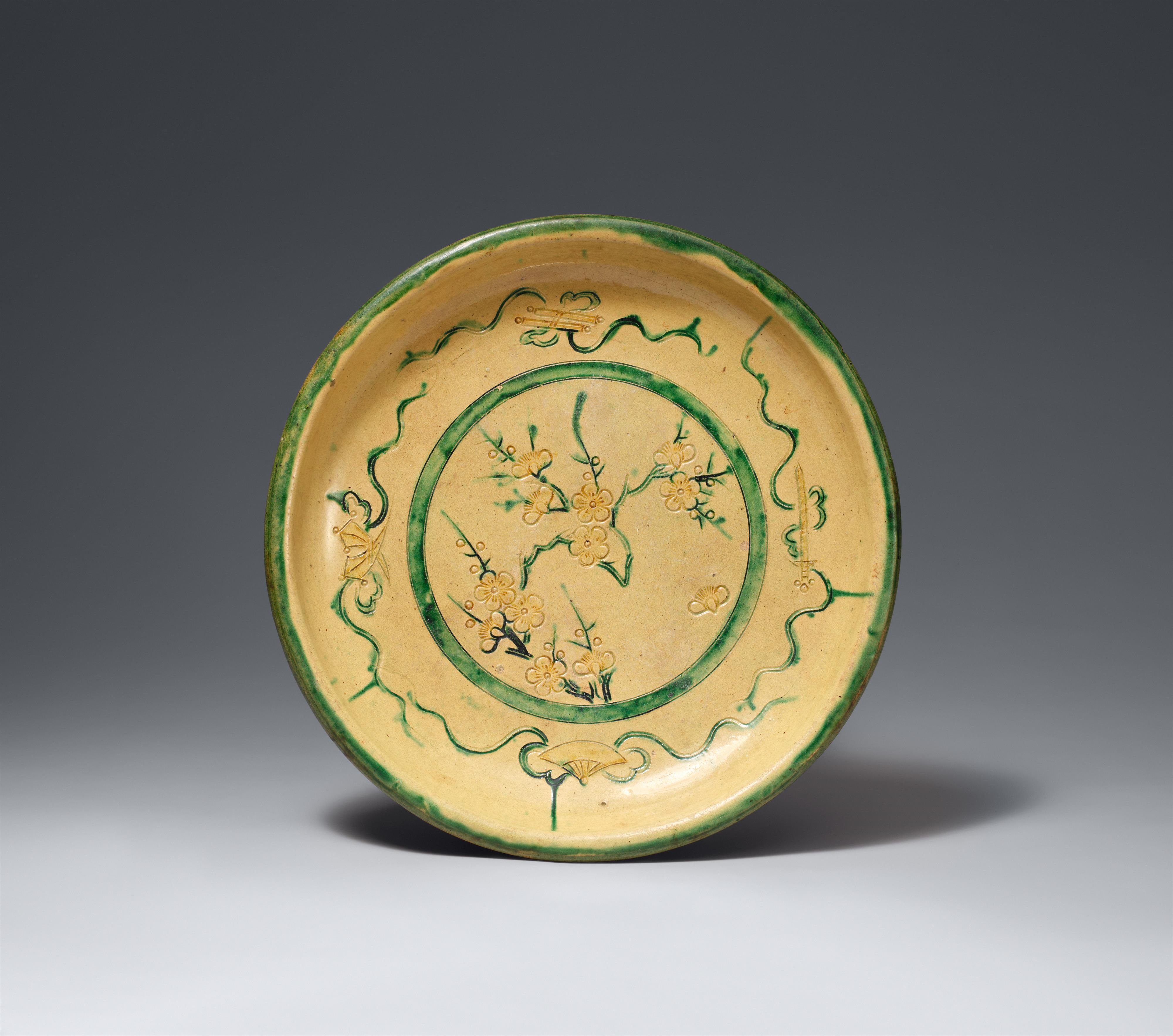 A large sansai-glazed stoneware dish. Probably Shikoku island. 18th/19th century - image-1