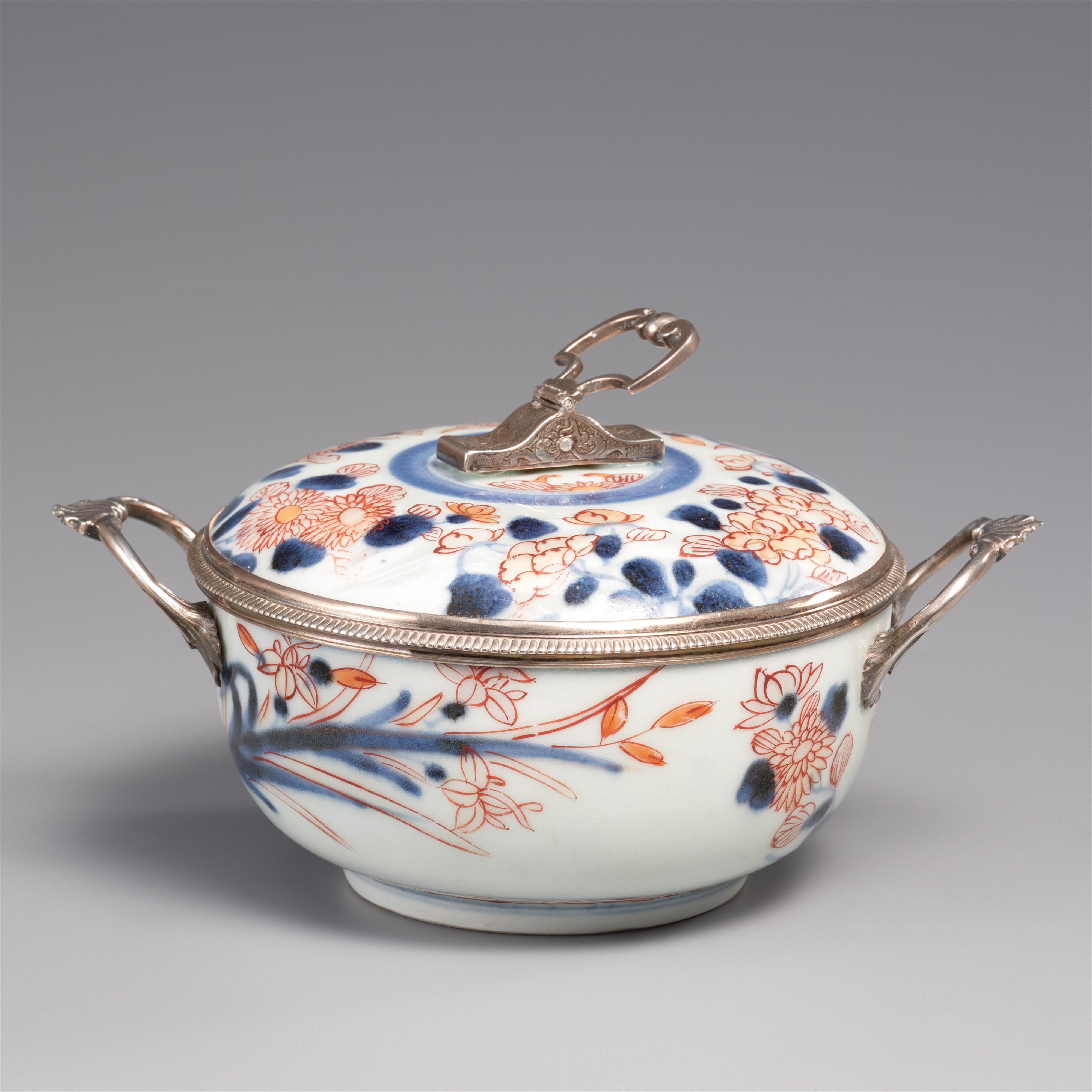 Imari-Deckelschale mit Silbermontierung, wahrscheinlich aus einem Tafelaufsatz. Arita. Ca. 1680, Montierung Paris ca. 1732 - image-2