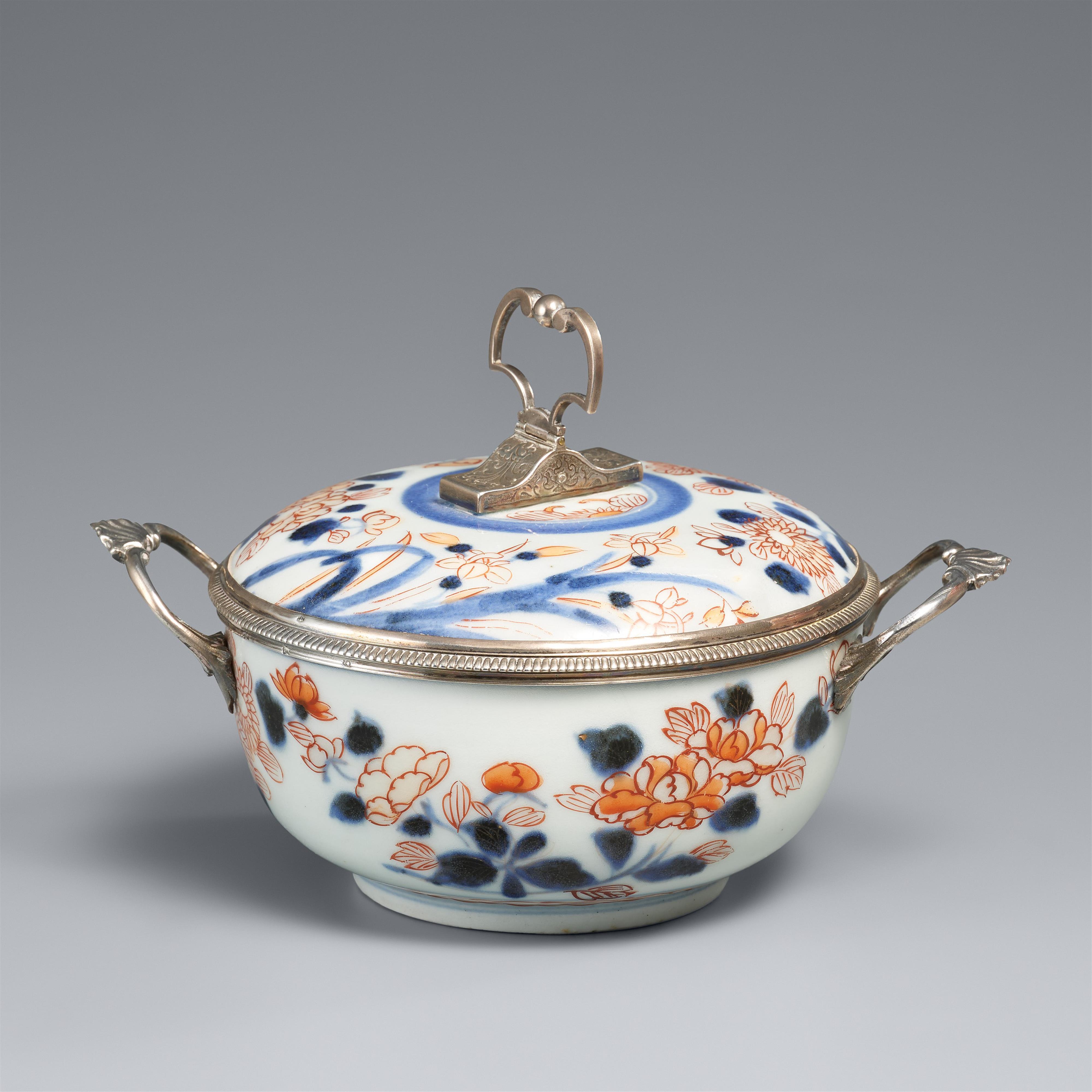 Imari-Deckelschale mit Silbermontierung, wahrscheinlich aus einem Tafelaufsatz. Arita. Ca. 1680, Montierung Paris ca. 1732 - image-1