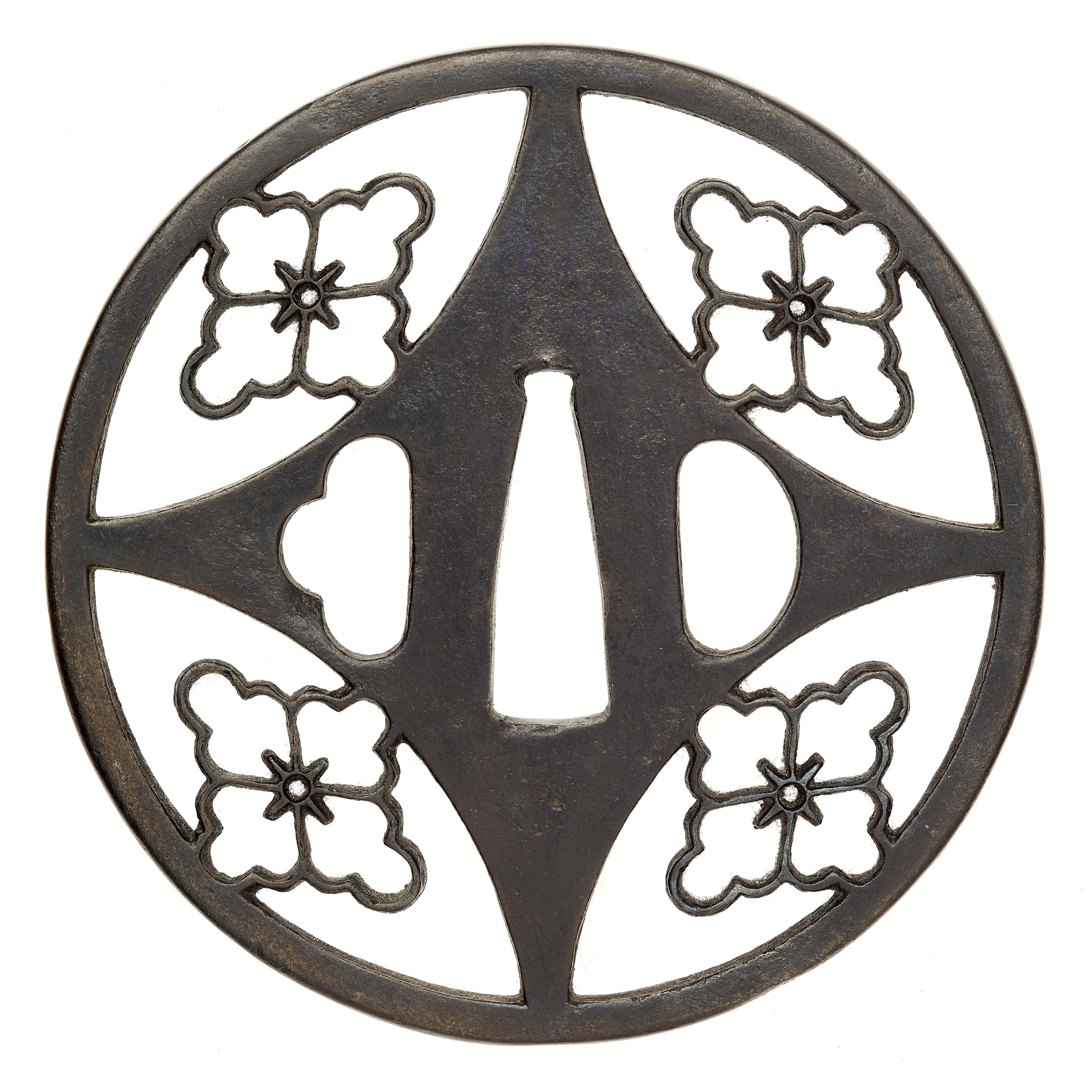 A Kyô-Shôami iron tsuba. 18th century - image-2