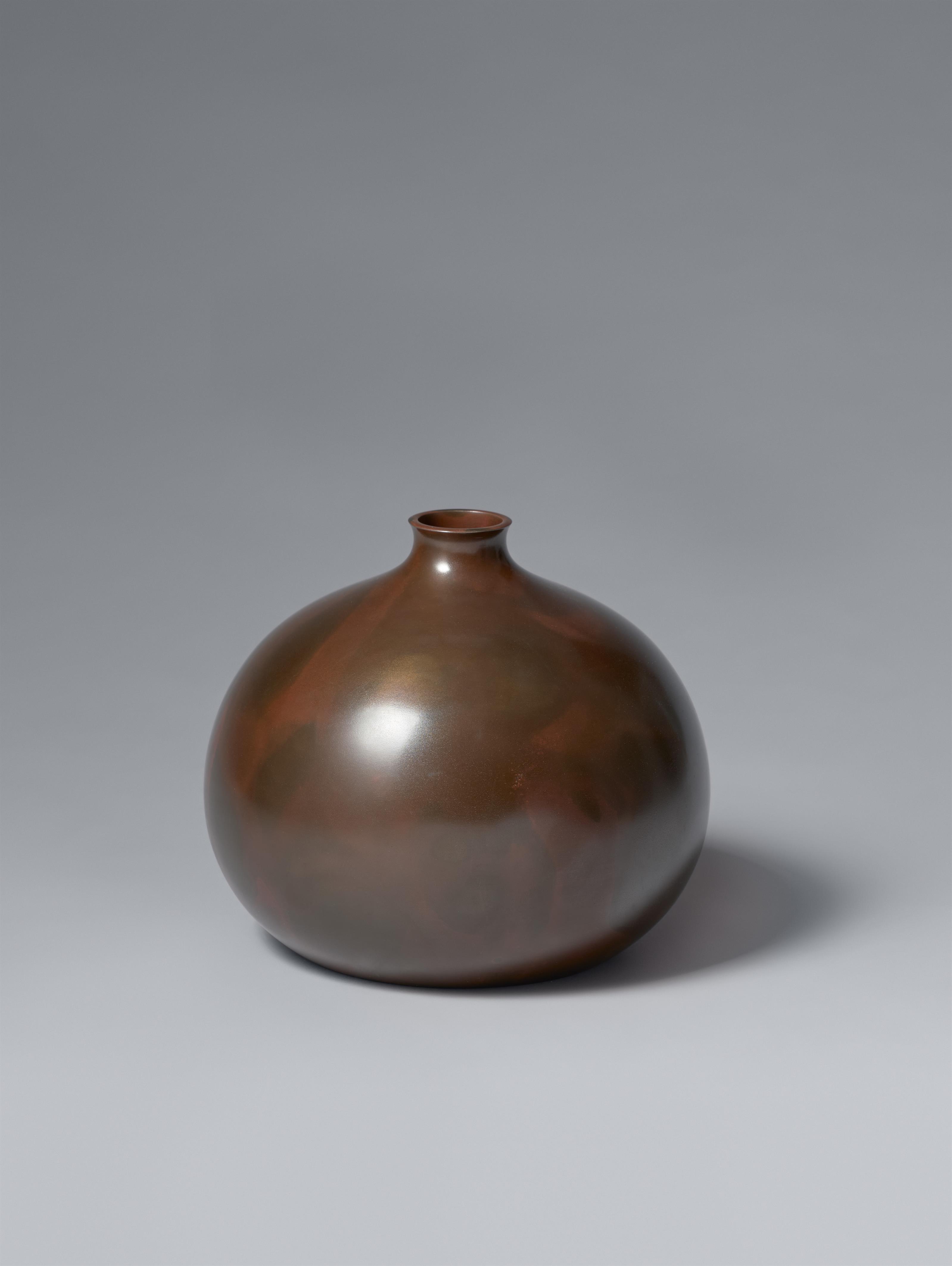 Vase. Patinierte Bronze. Mitte 20. Jh. - image-1