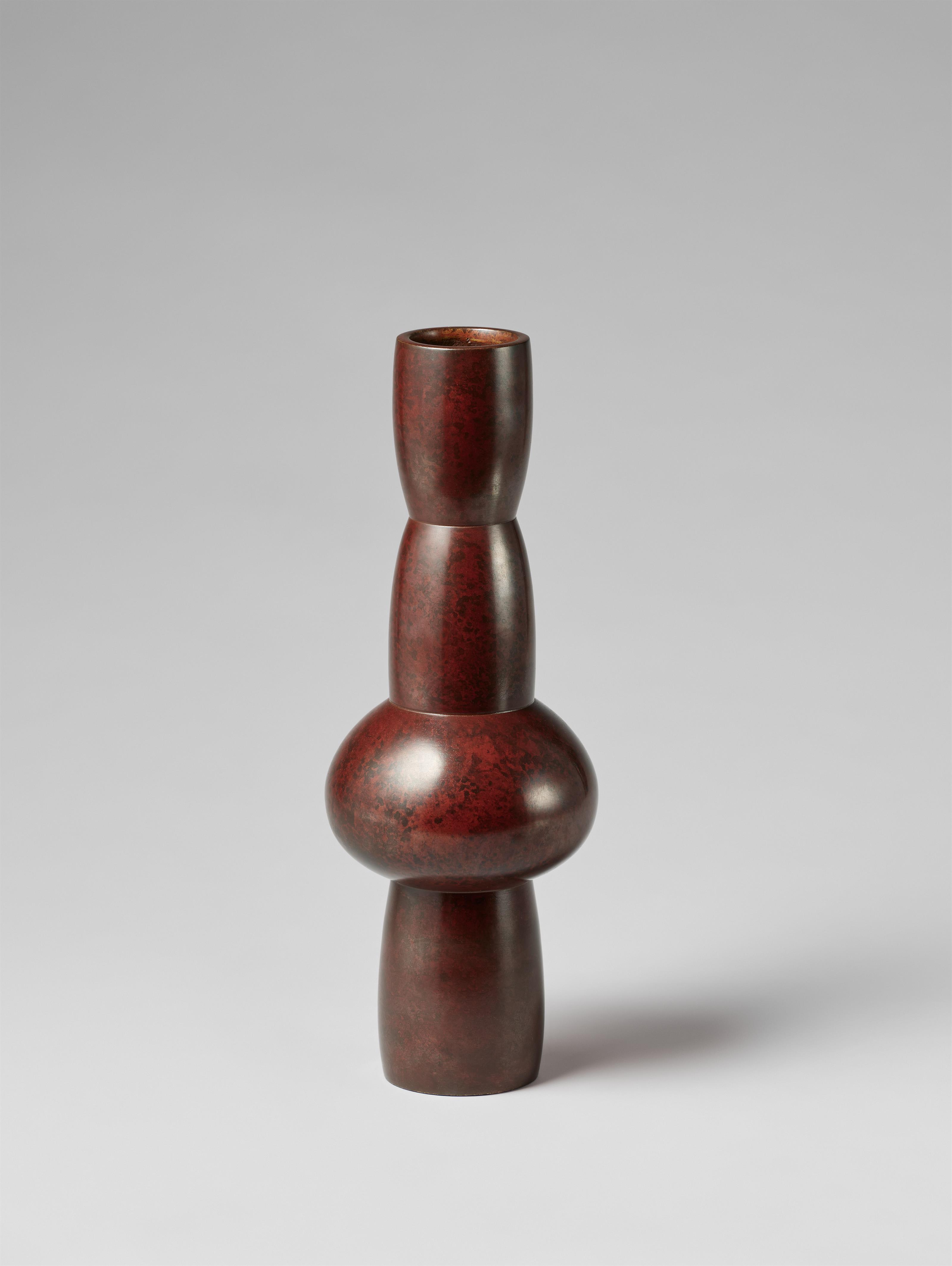 A tall bronze vase by Takajima Yasumi II. Third quarter 20th century - image-1