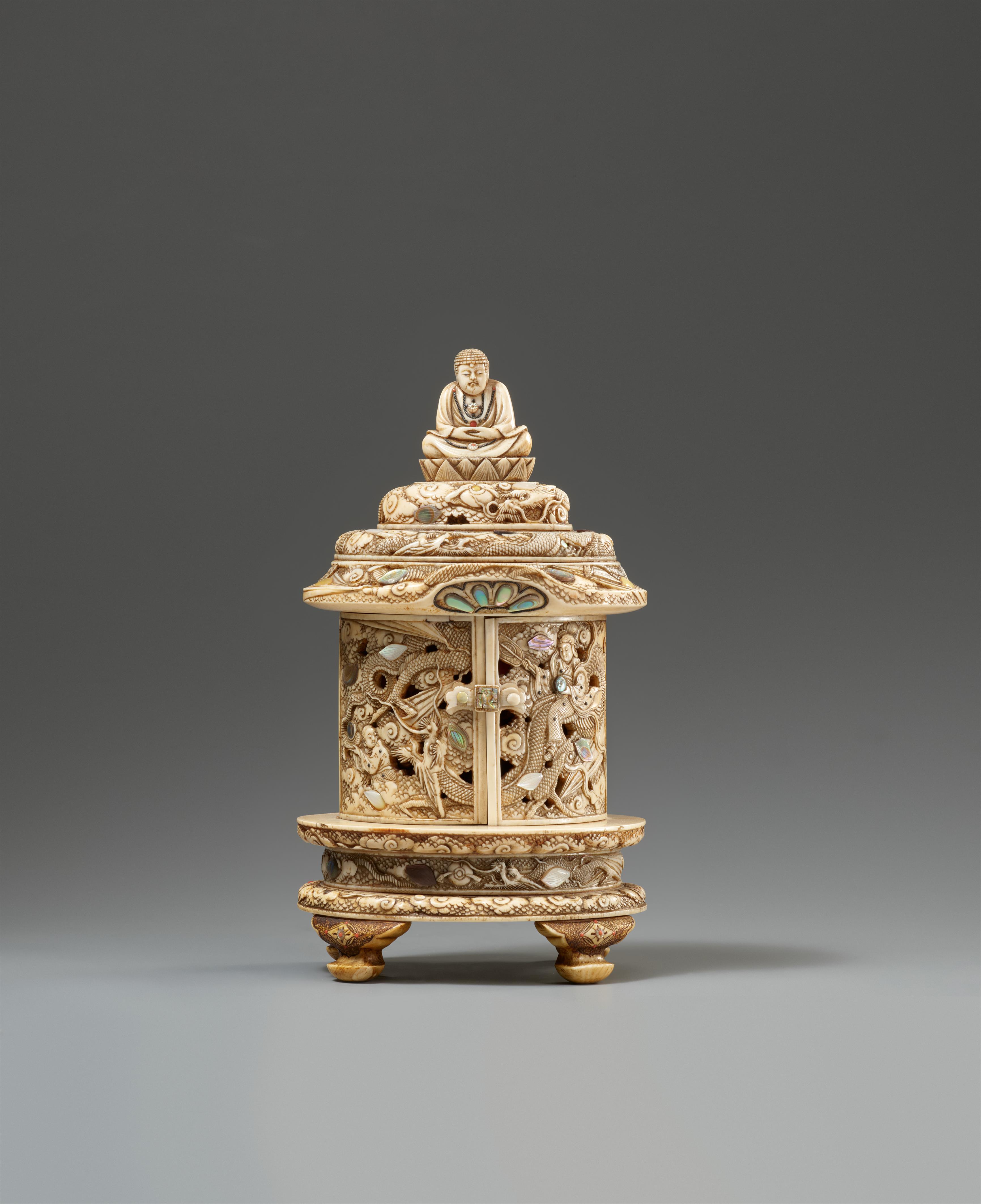 A round ivory shrine with Kannon Bosatsu inside. Meiji period - image-2