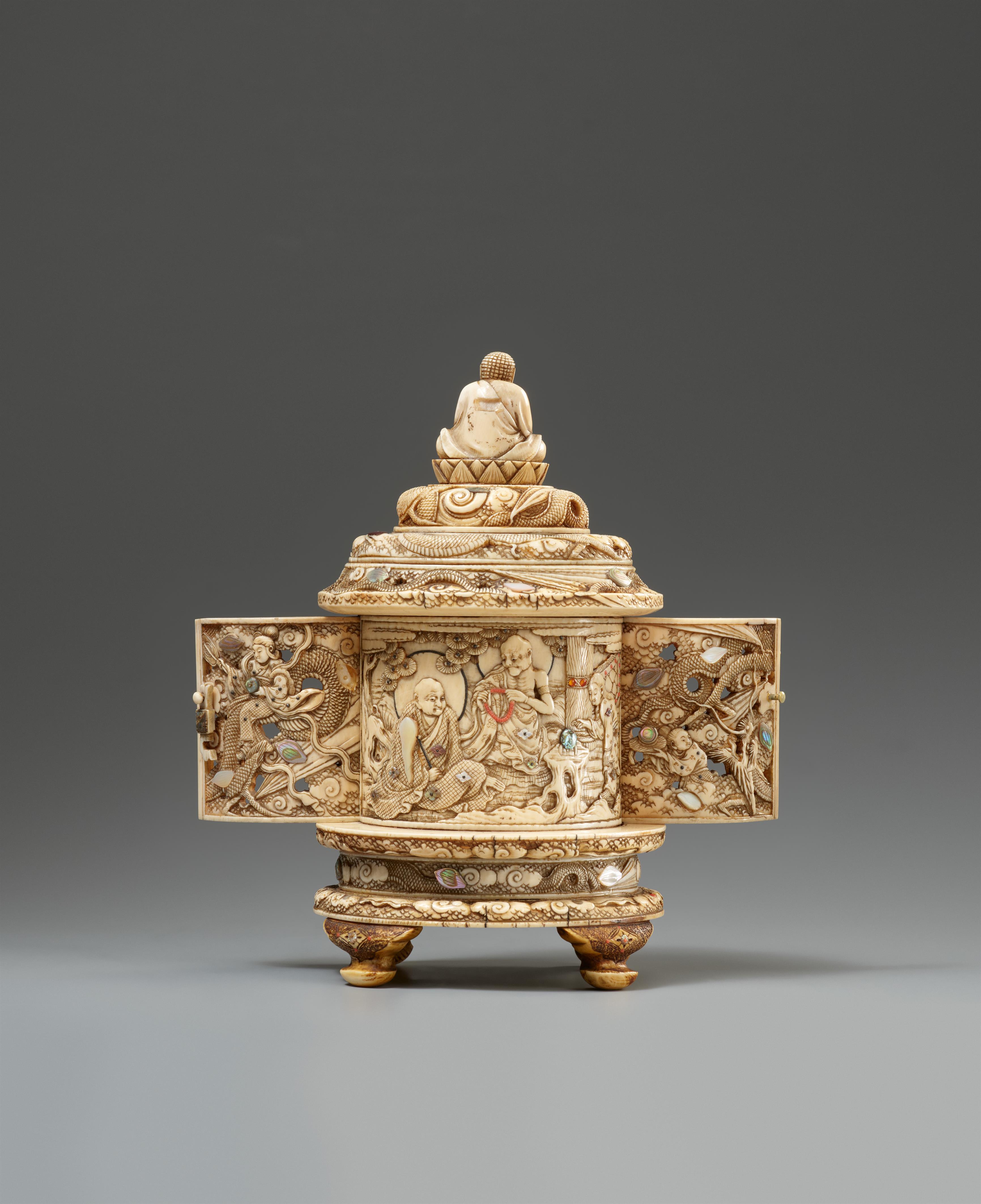 A round ivory shrine with Kannon Bosatsu inside. Meiji period - image-3