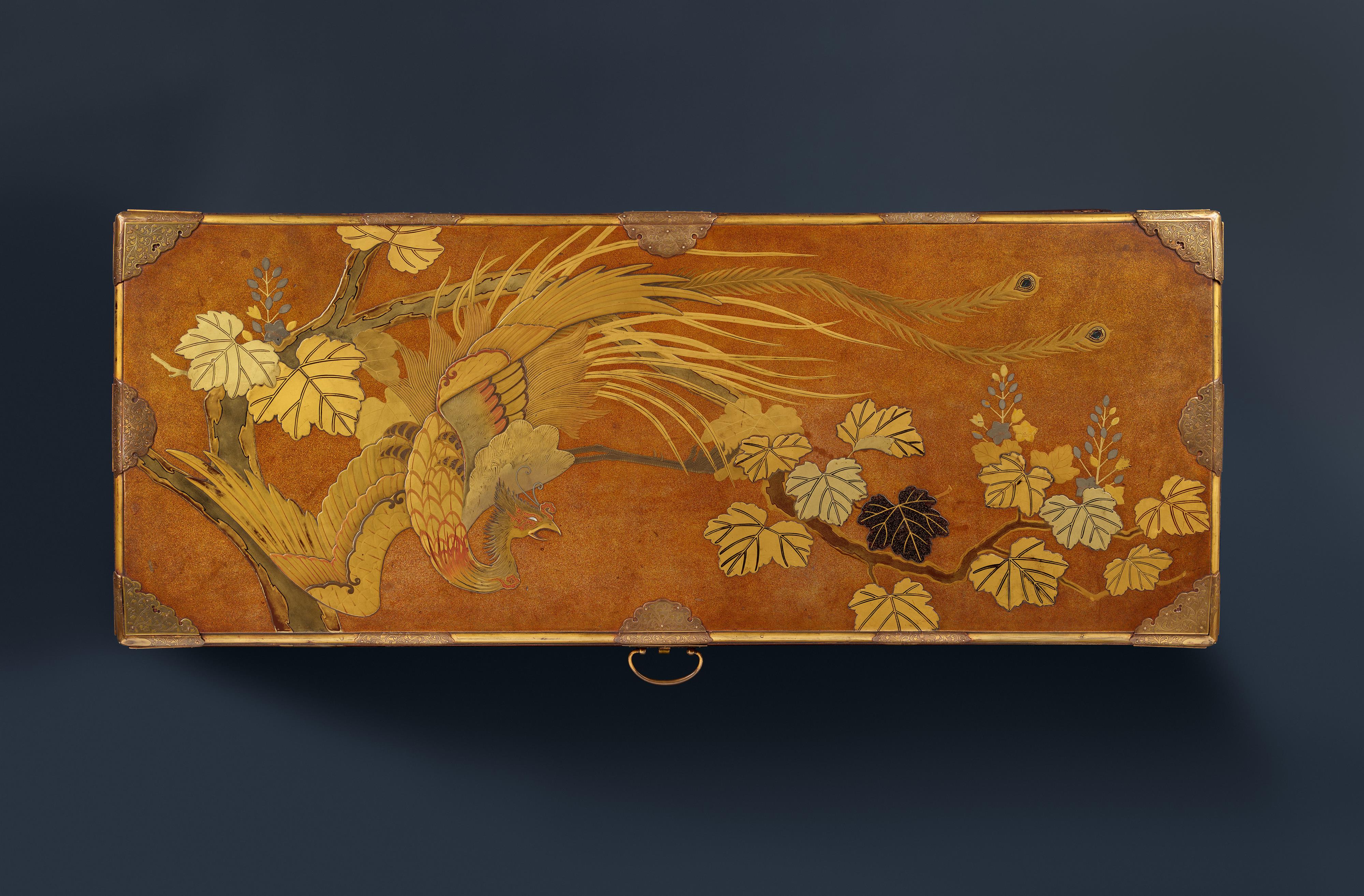 A very large gold lacquer coffer. Edo period, 18th century - image-2