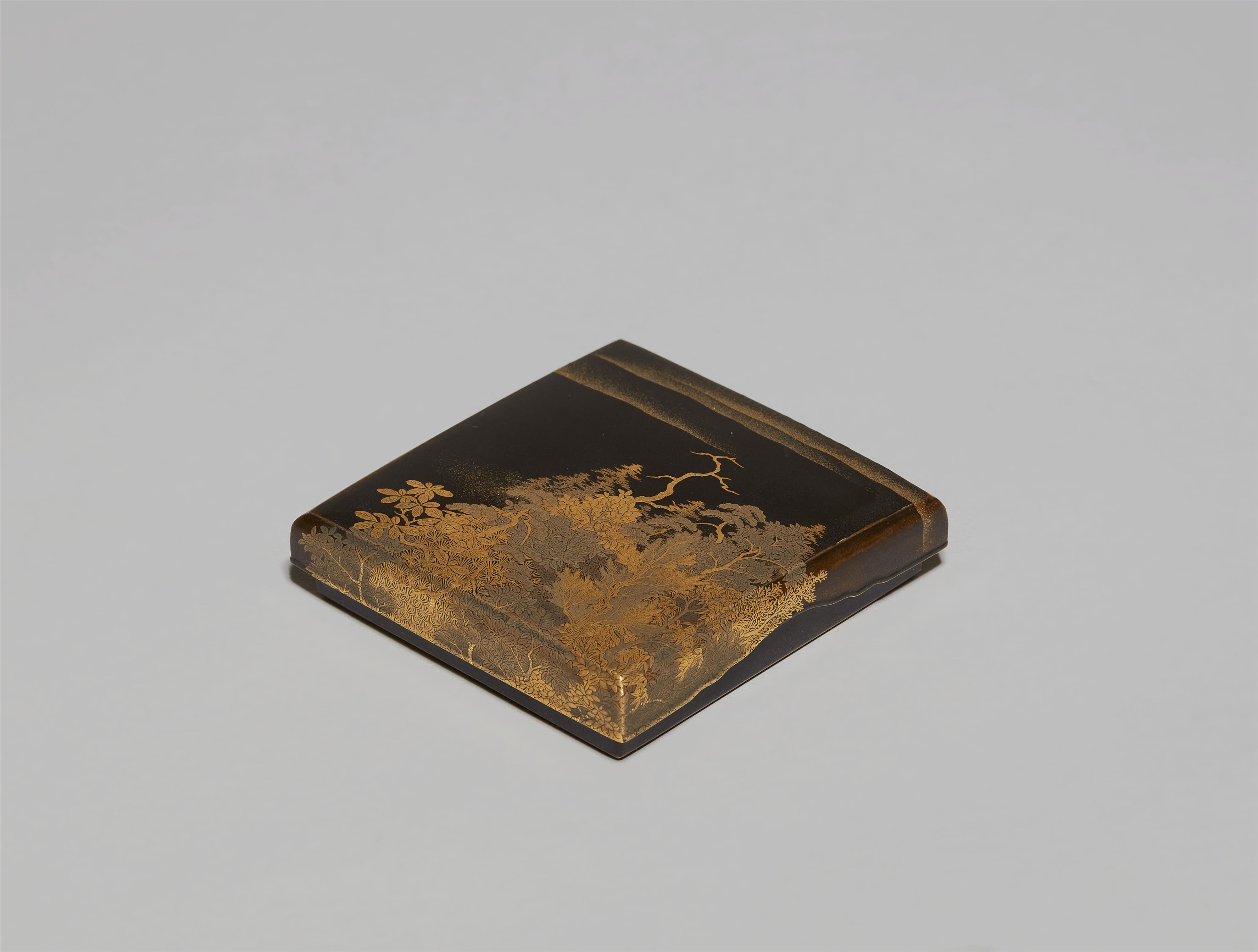 A small lidded lacquer box probably for incense (kôgô). 18th/19th century - image-1