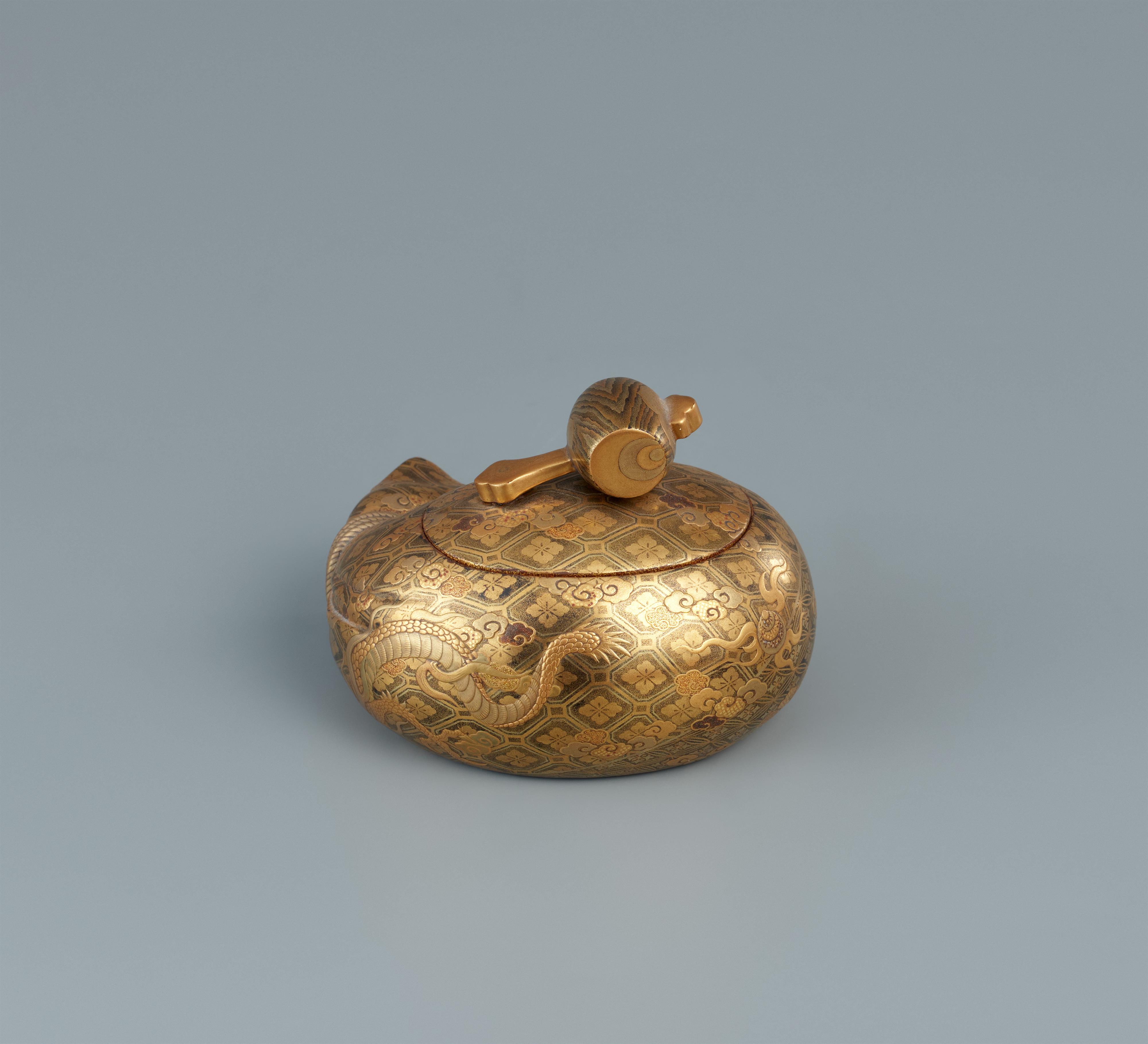 A small gold lacquer box. 19th century - image-2