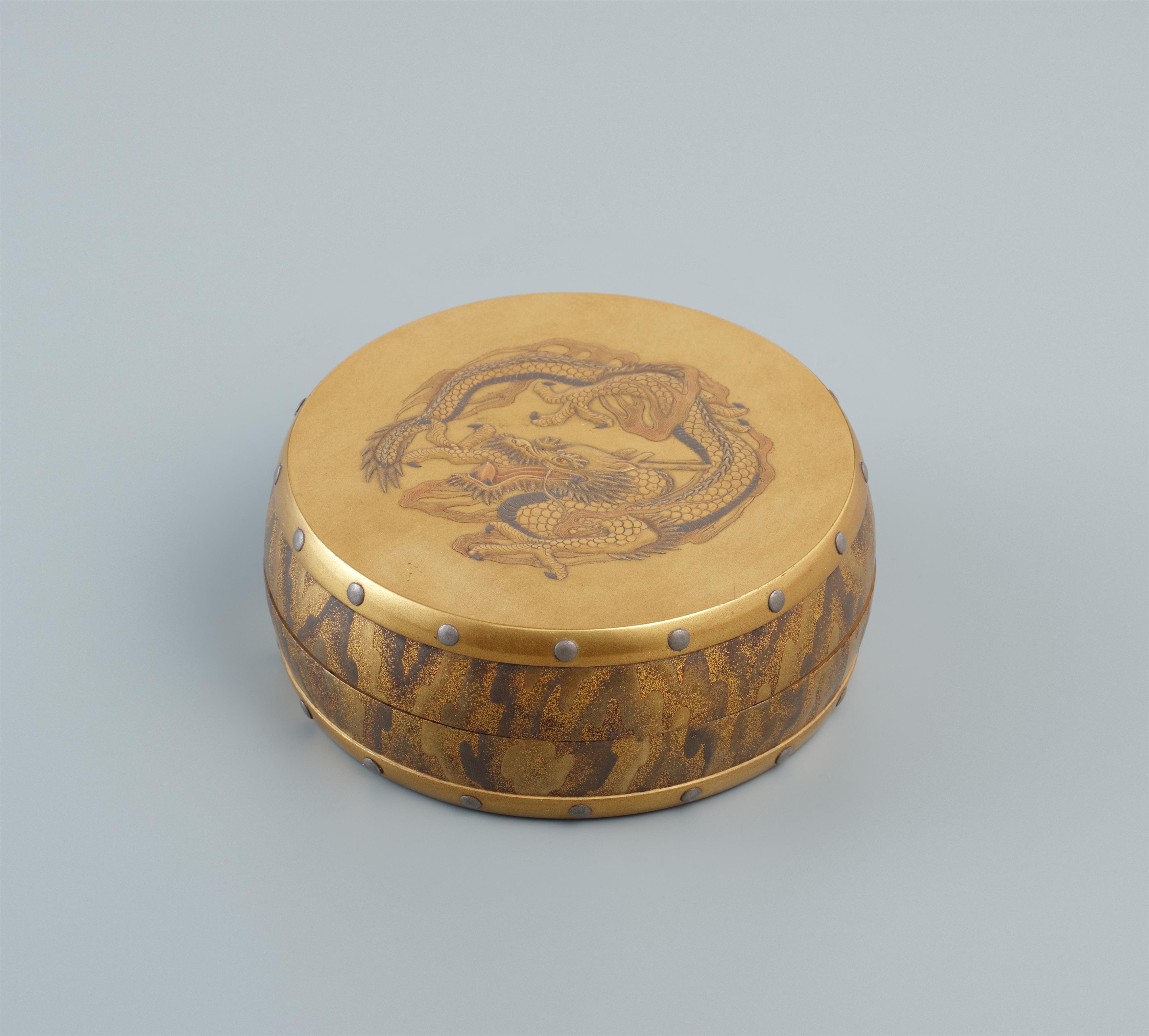 A round gold lacquer box. 19th century - image-2