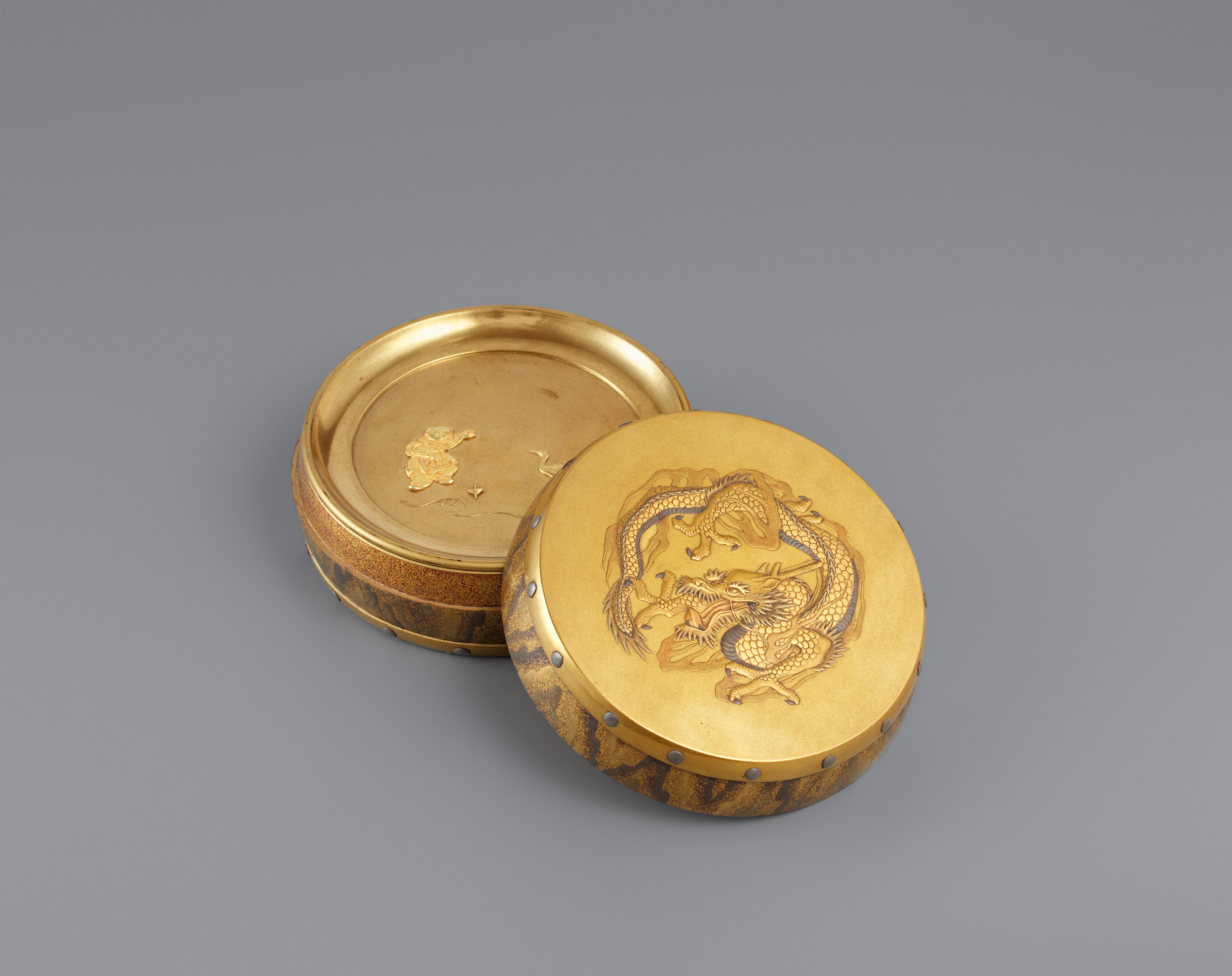 A round gold lacquer box. 19th century - image-1