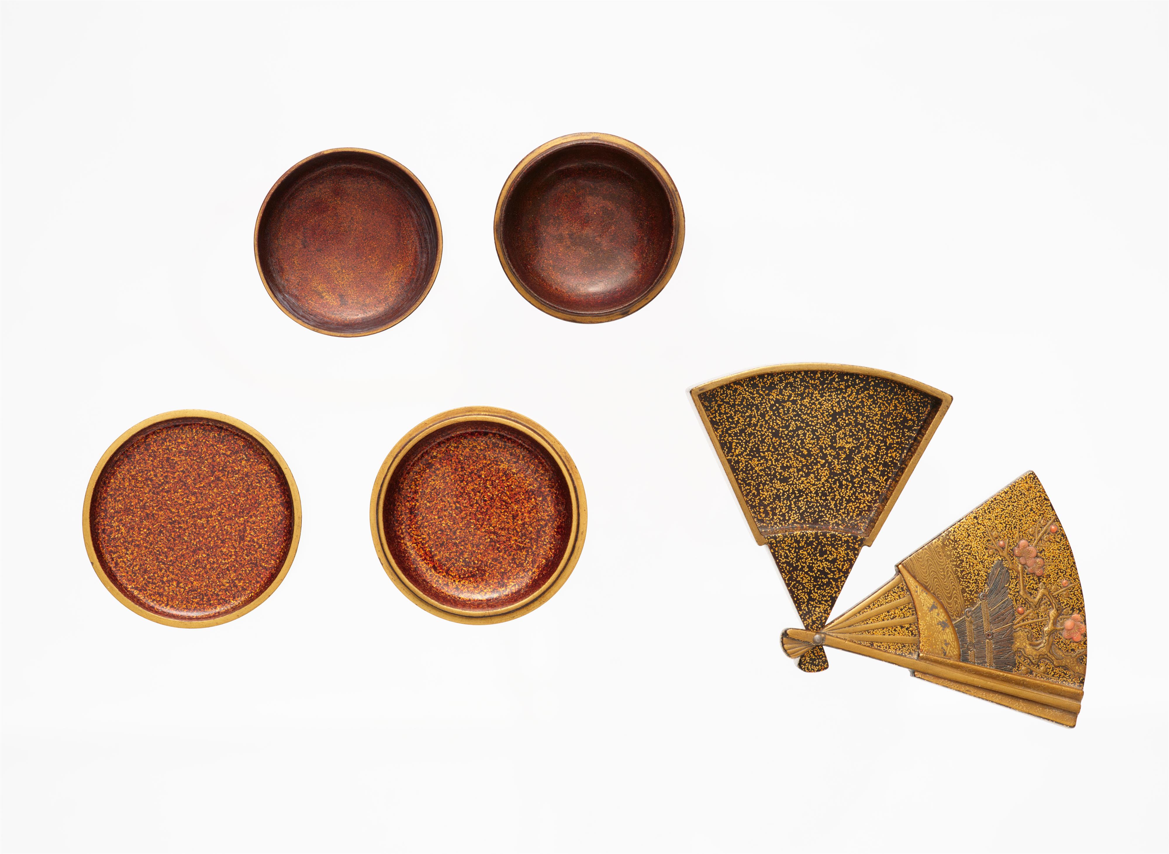 Three very small lidded gold lacquer boxes for incense (kôgô). Edo period - image-2