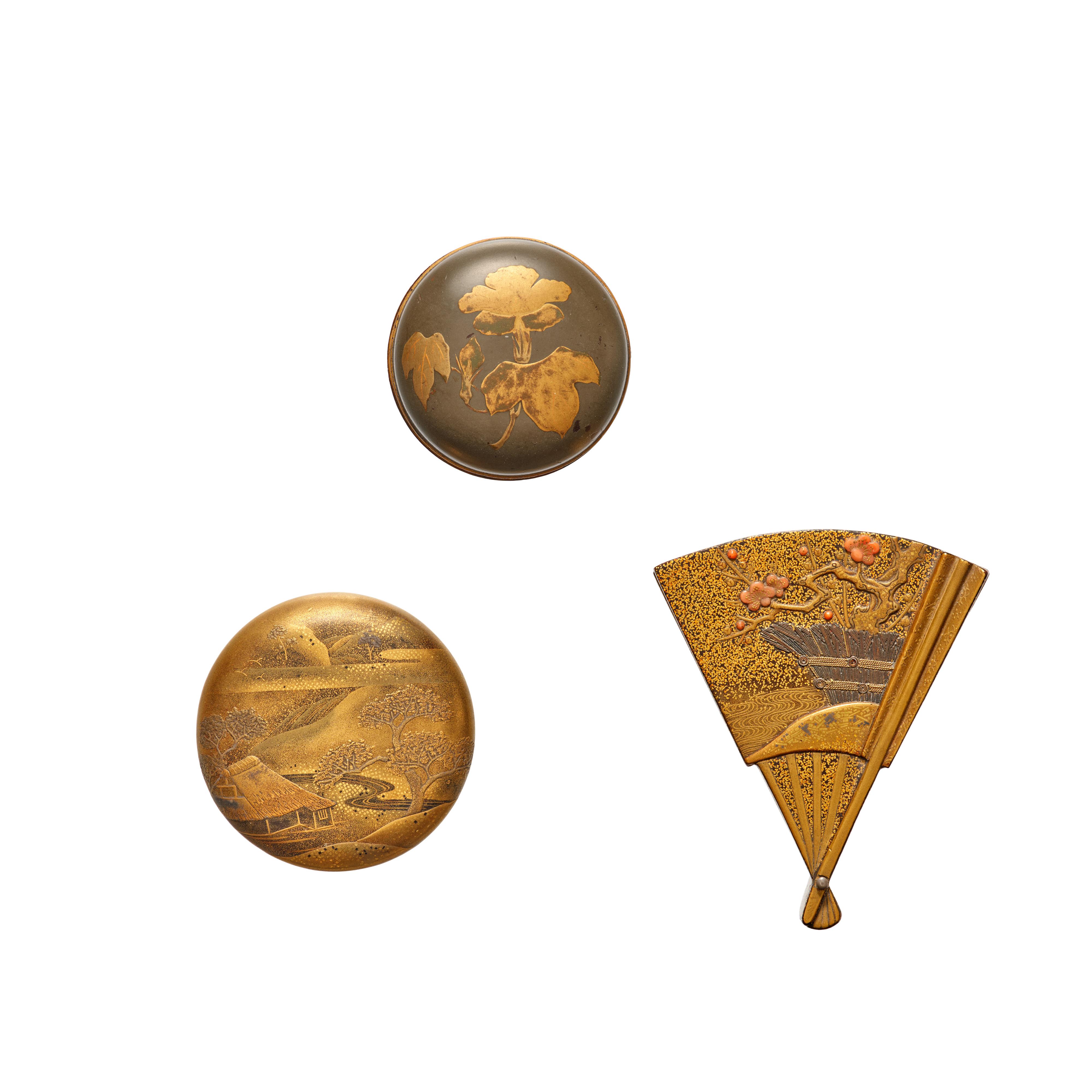 Three very small lidded gold lacquer boxes for incense (kôgô). Edo period - image-1