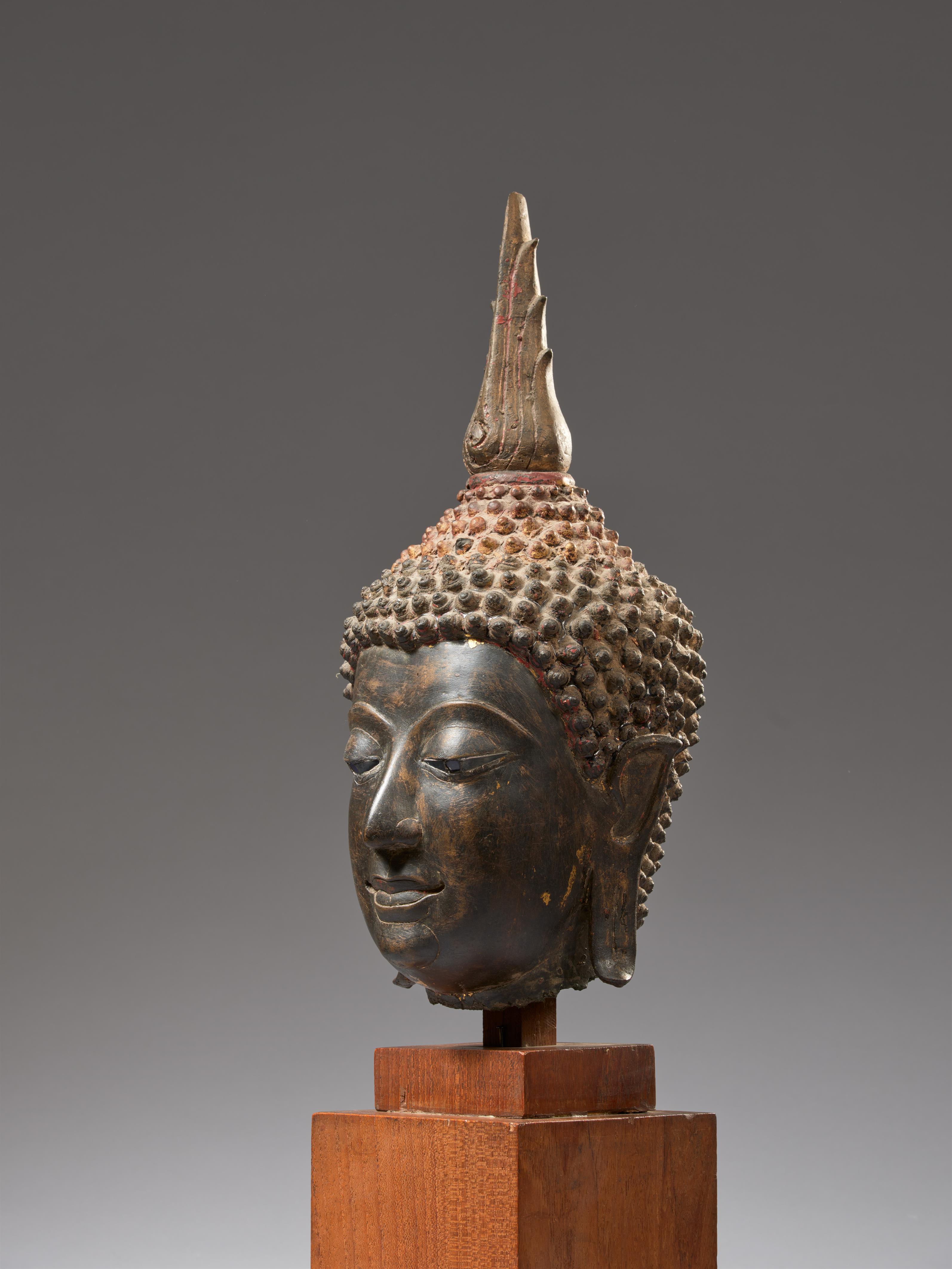 A Sukhothai bronze head of a Buddha. Thailand. 14th/15th century - image-2