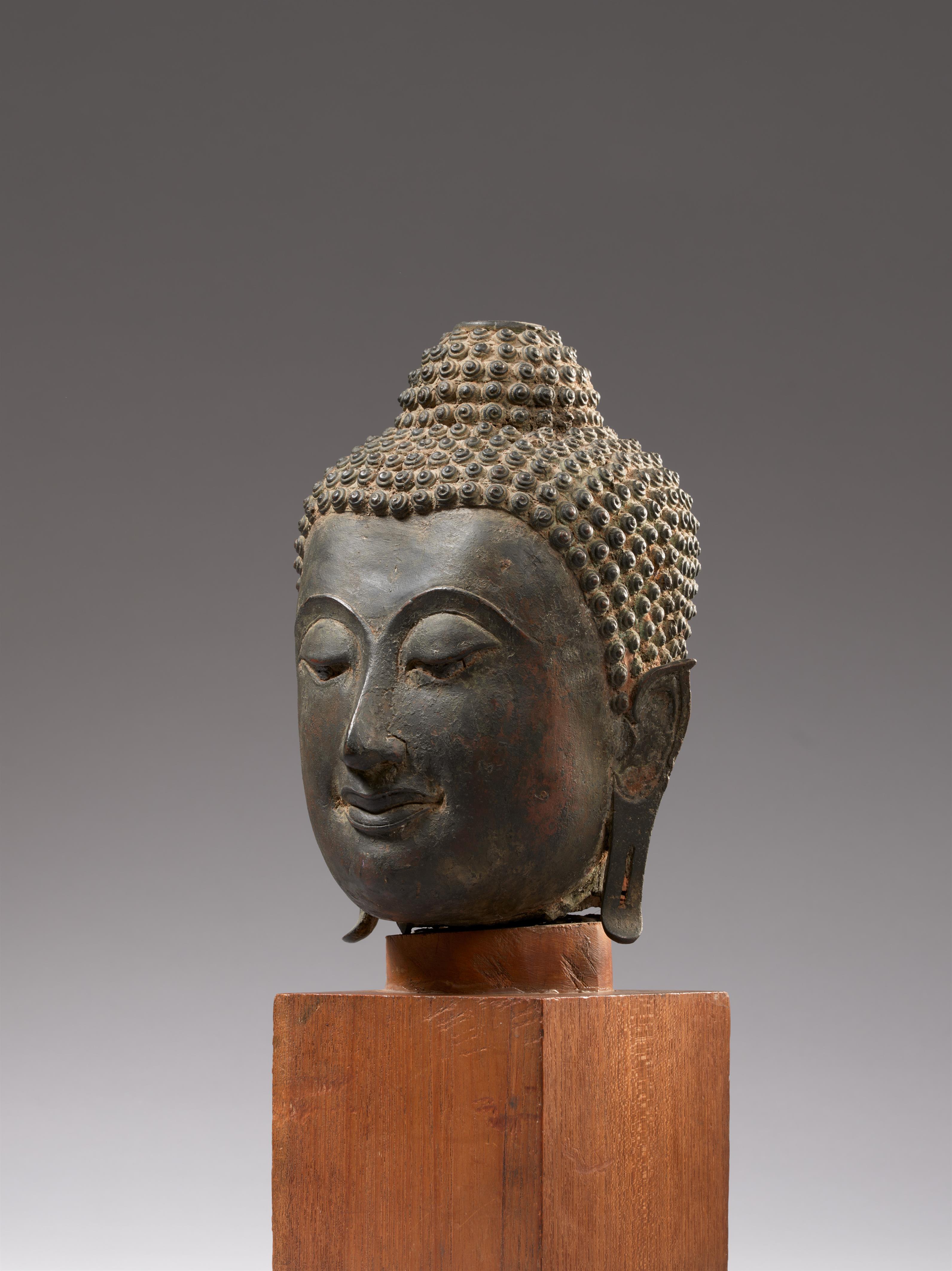 Kopf eines Buddha. Bronze. Thailand. 15./17. Jh. - image-2