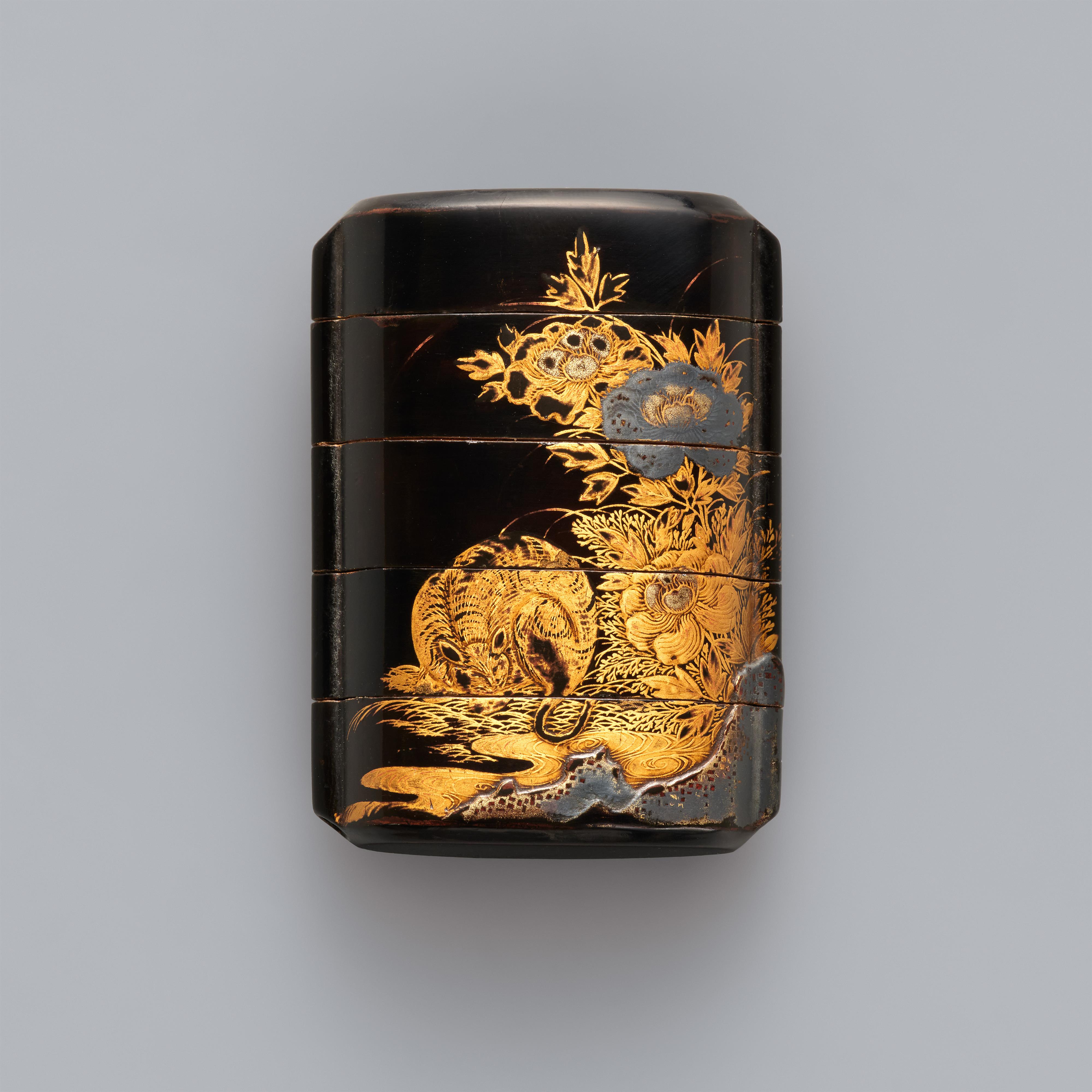 A black lacquer five-case inrô. 18th century - image-1