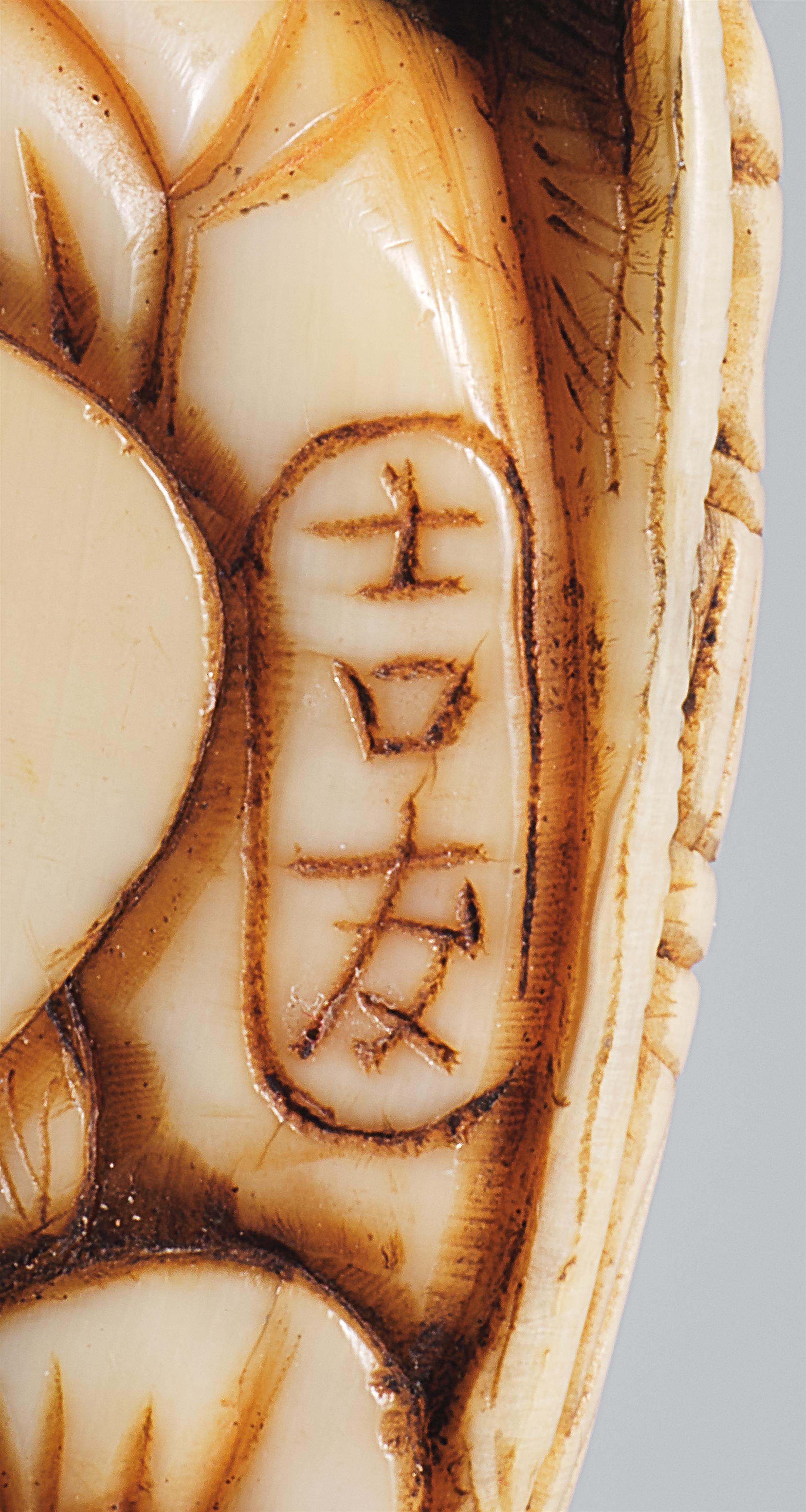 An ivory netsuke of Kanzan and Jittoku. 19th century - image-3