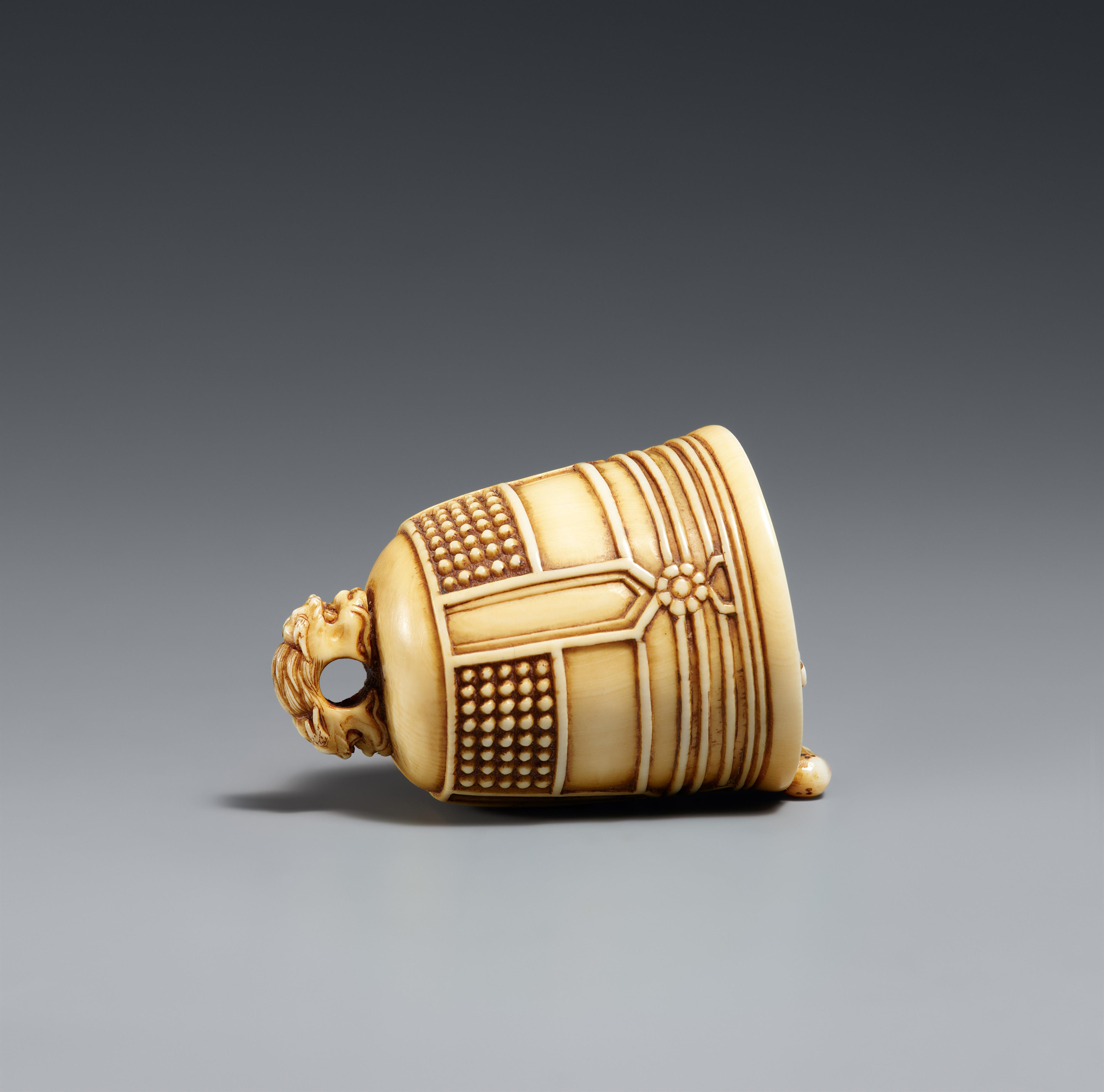 An ivory netsuke of Benkei sitting in a bell. Second half 19th century - image-2