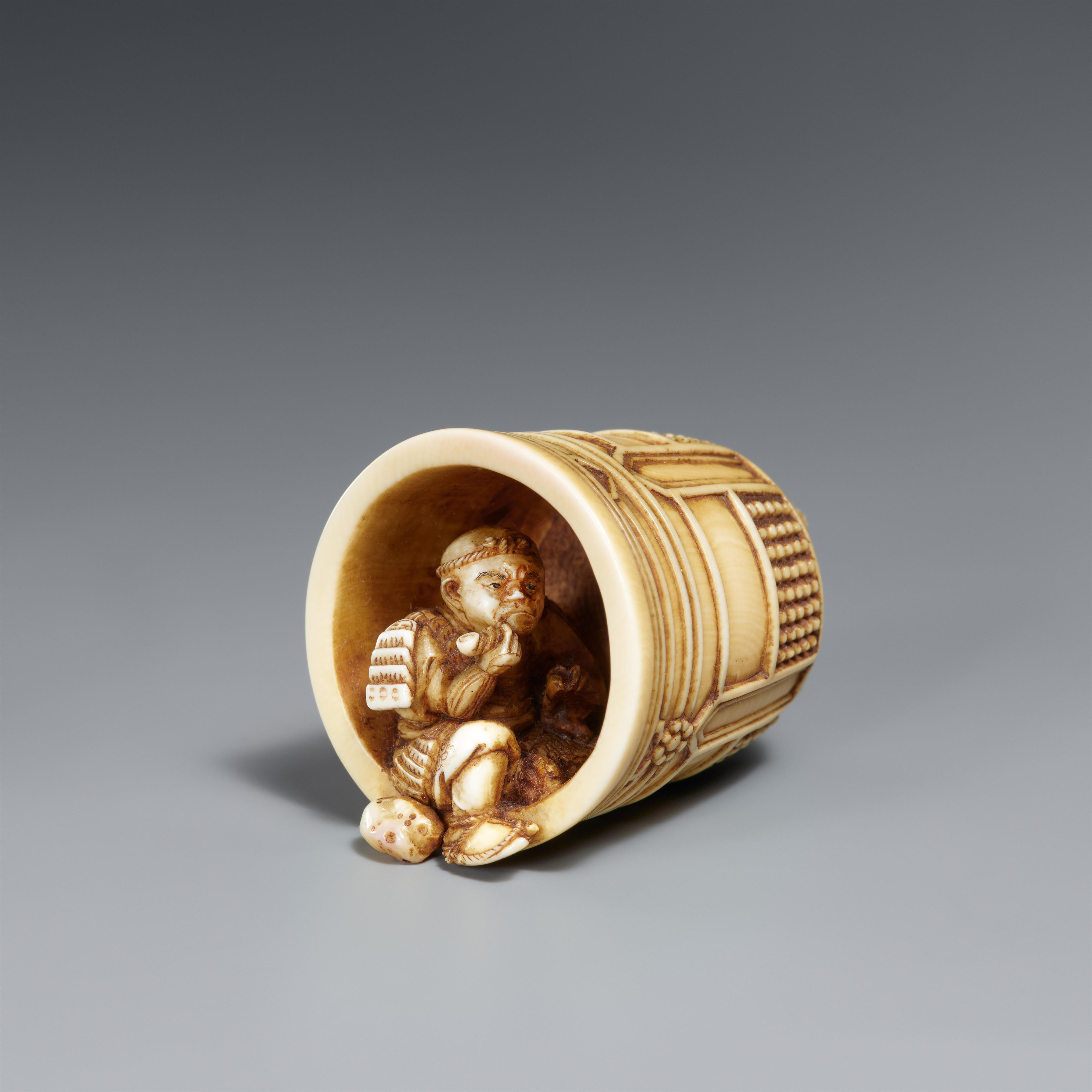 An ivory netsuke of Benkei sitting in a bell. Second half 19th century - image-1
