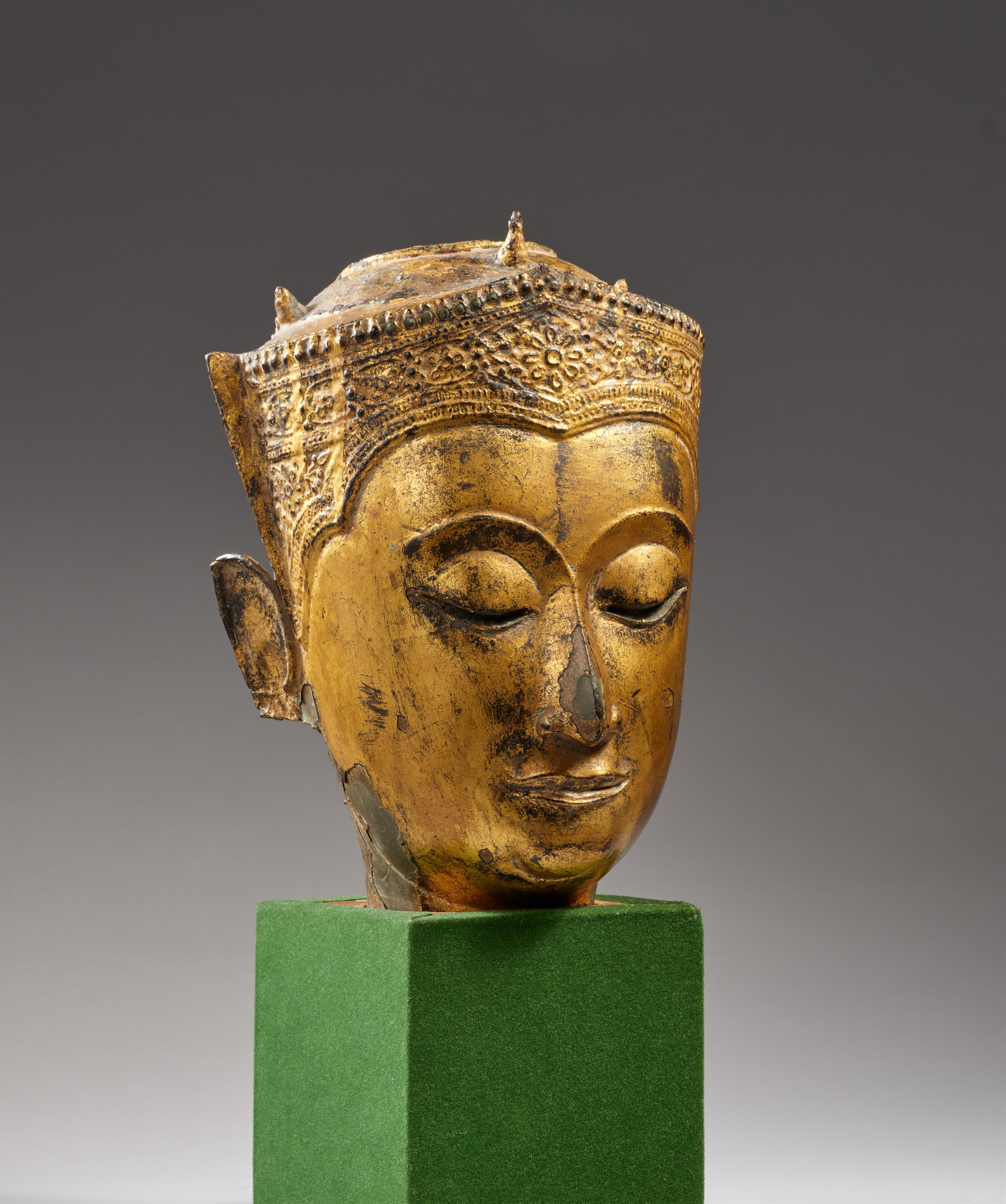 An Ayutthaya lacquered and gilded bronze head of a crowned Buddha. Thailand. 17th/18th century - image-2