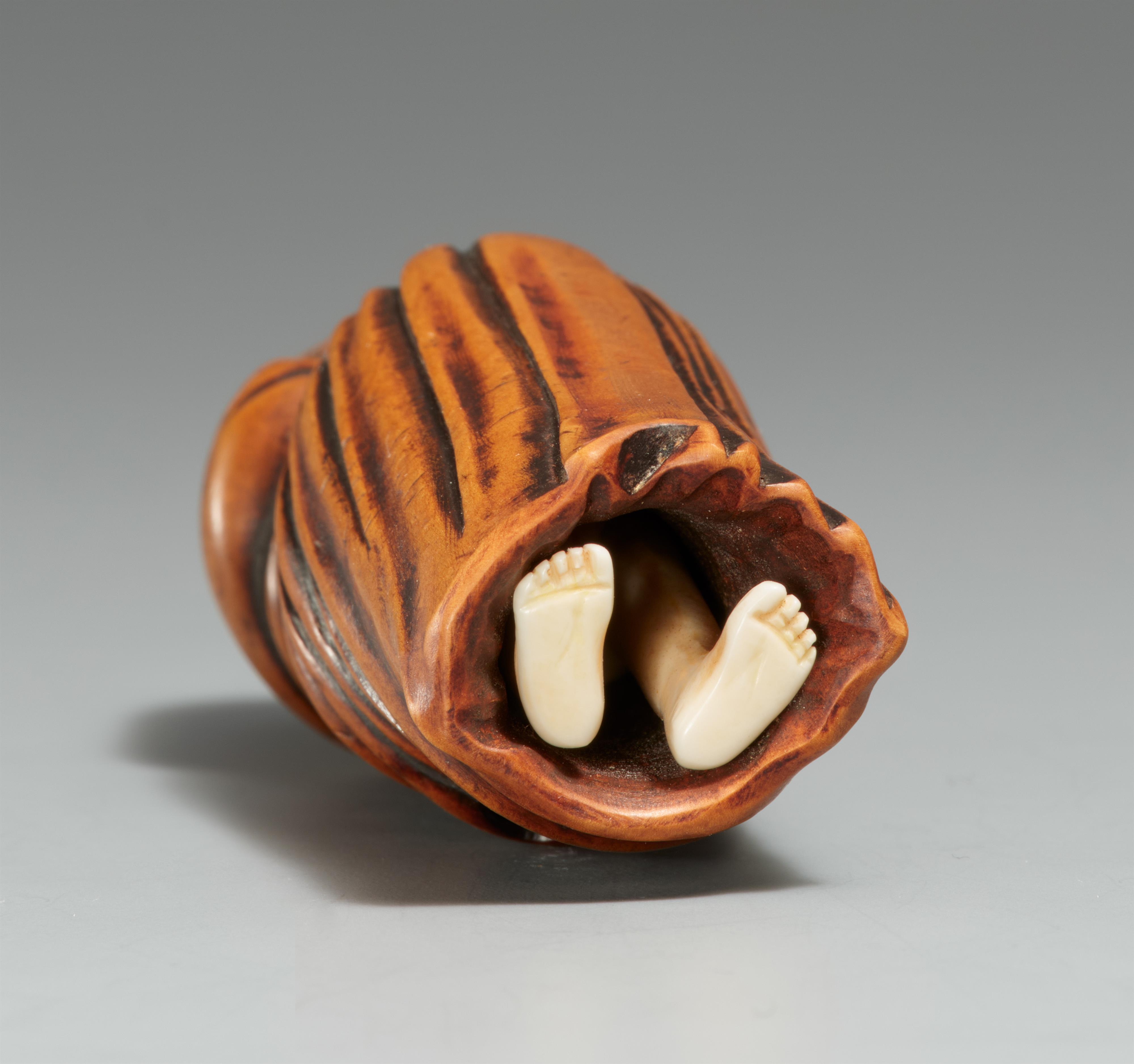 A boxwood and ivory shunga netsuke. 19th century - image-2