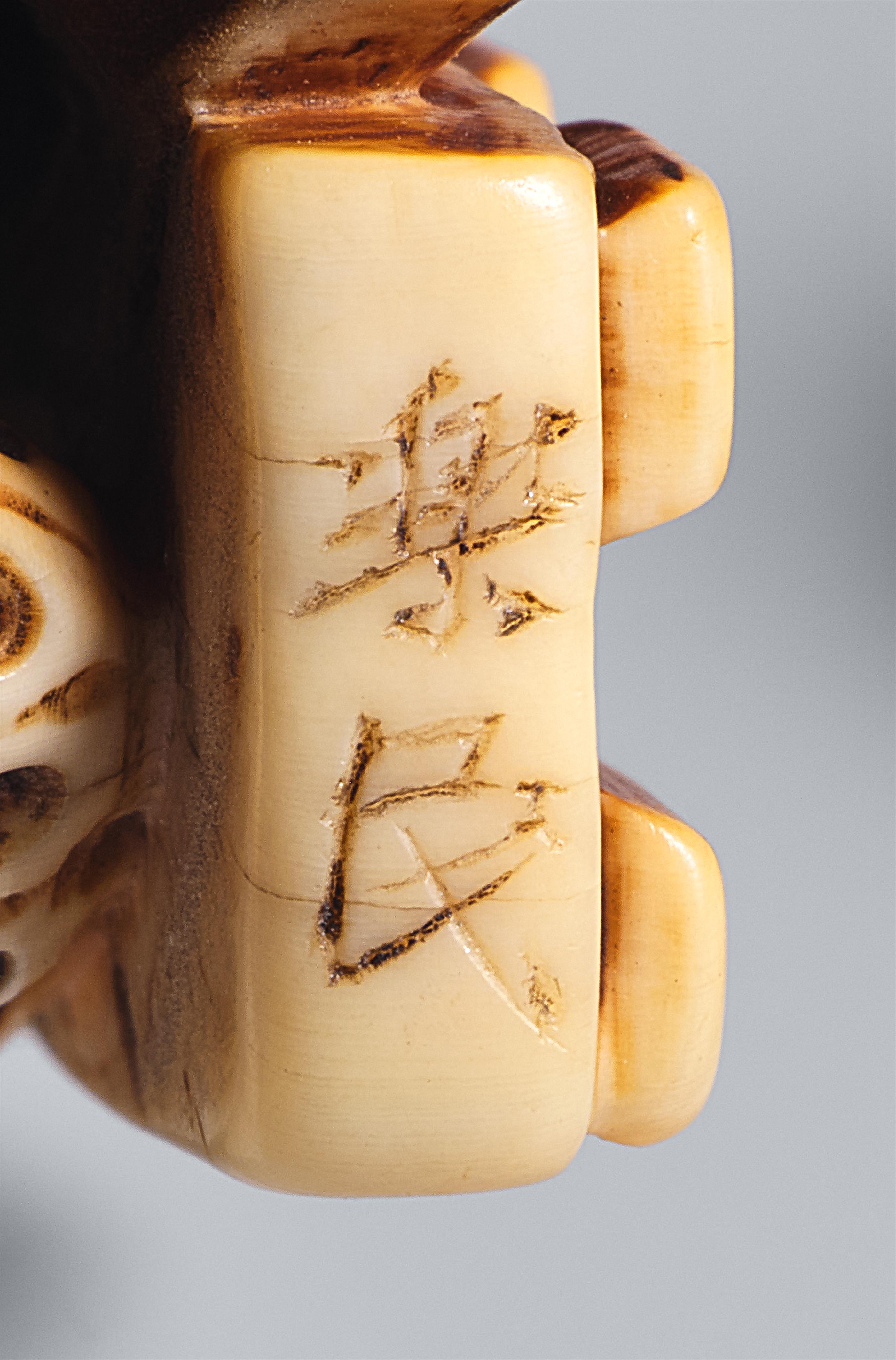An ivory netsuke of a cook with an octopus tentacle. Mid-19th century - image-3