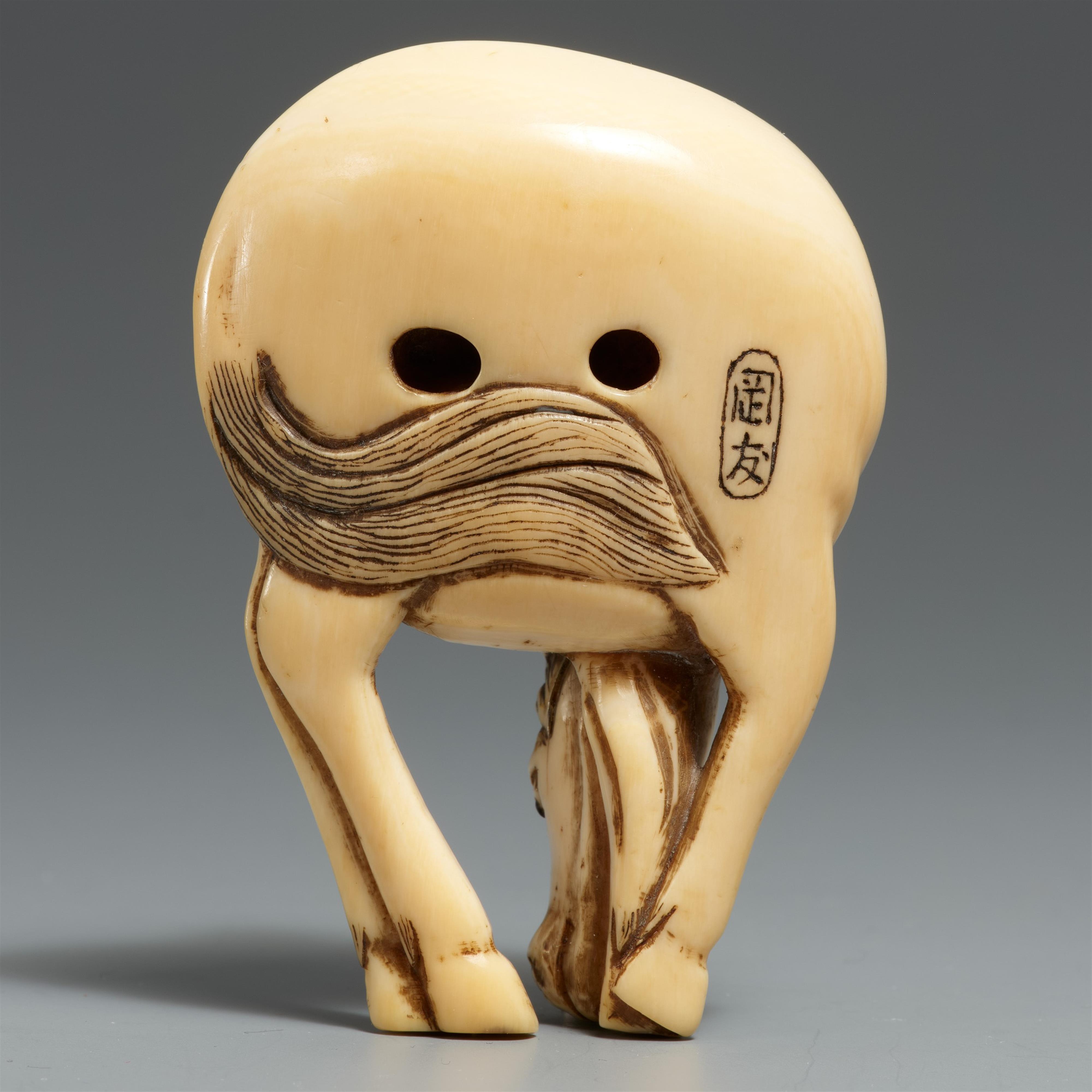 A large ivory netsuke of a grazing horse. Late 18th century - image-2