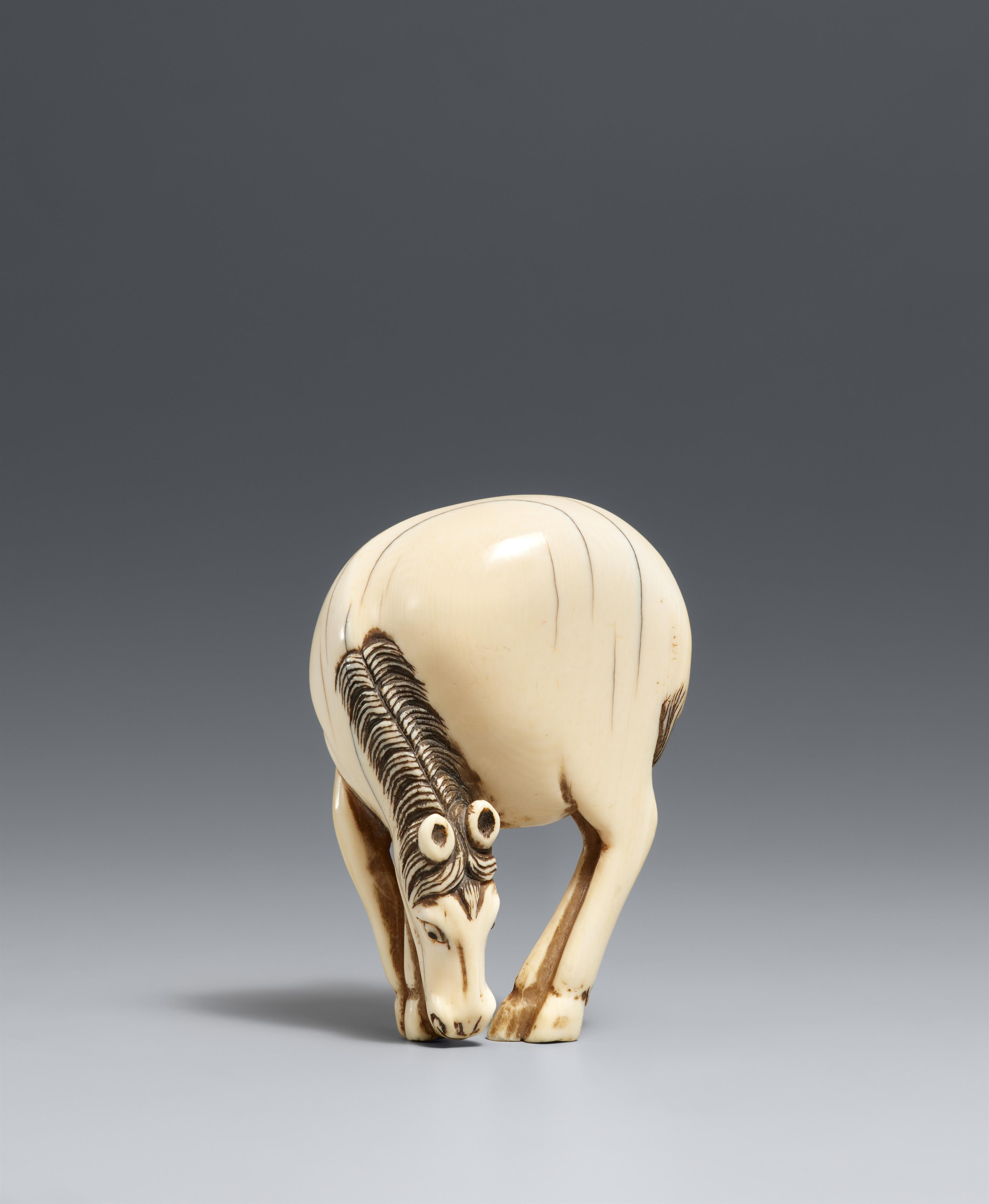 A large ivory netsuke of a grazing horse. Late 18th century - image-1