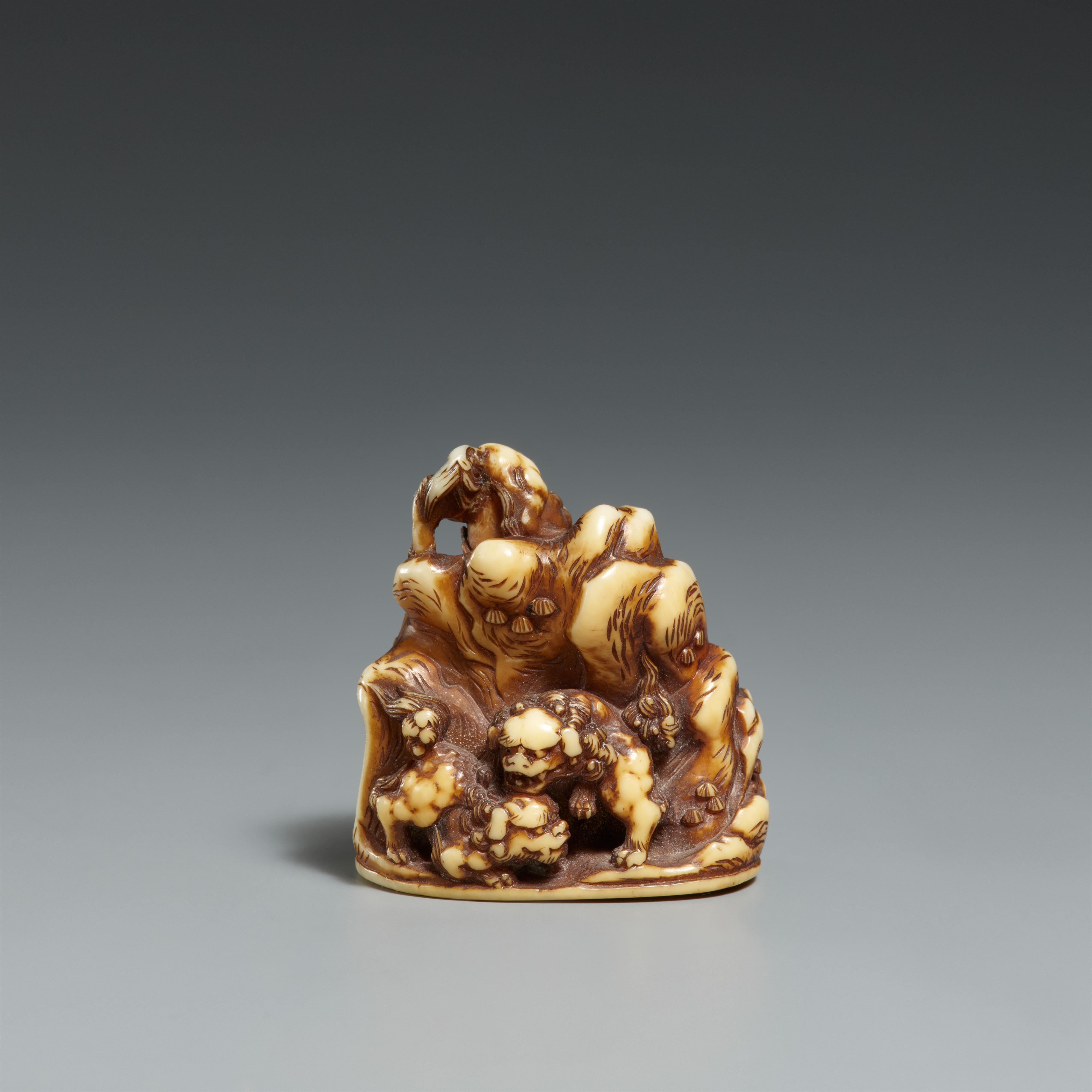 A stained ivory netsuke of five shishi. Mid-19th century - image-2