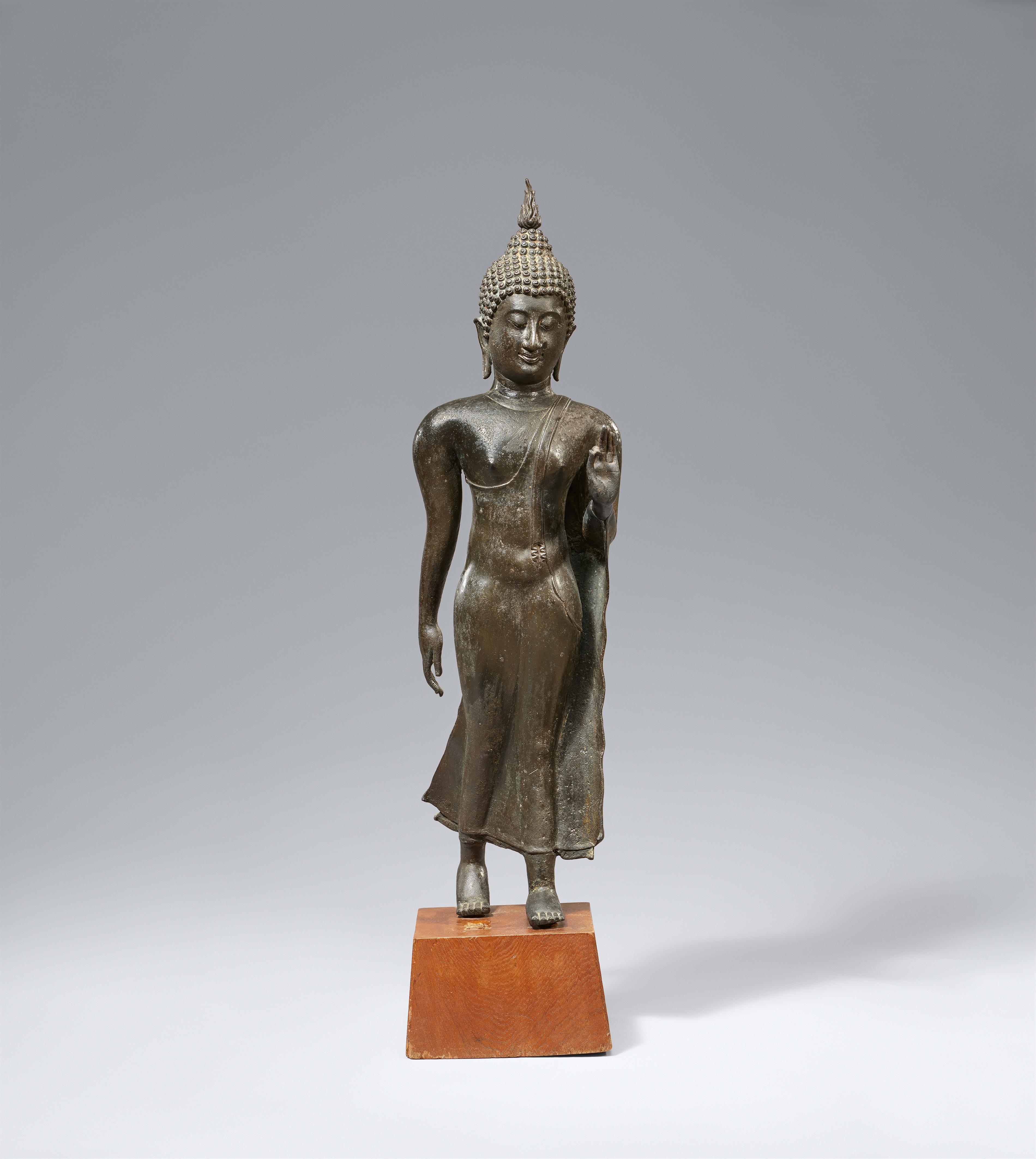 Schreitender Buddha. Bronze. Thailand, Sukhothai-Stil. 14. Jh. oder später - image-1