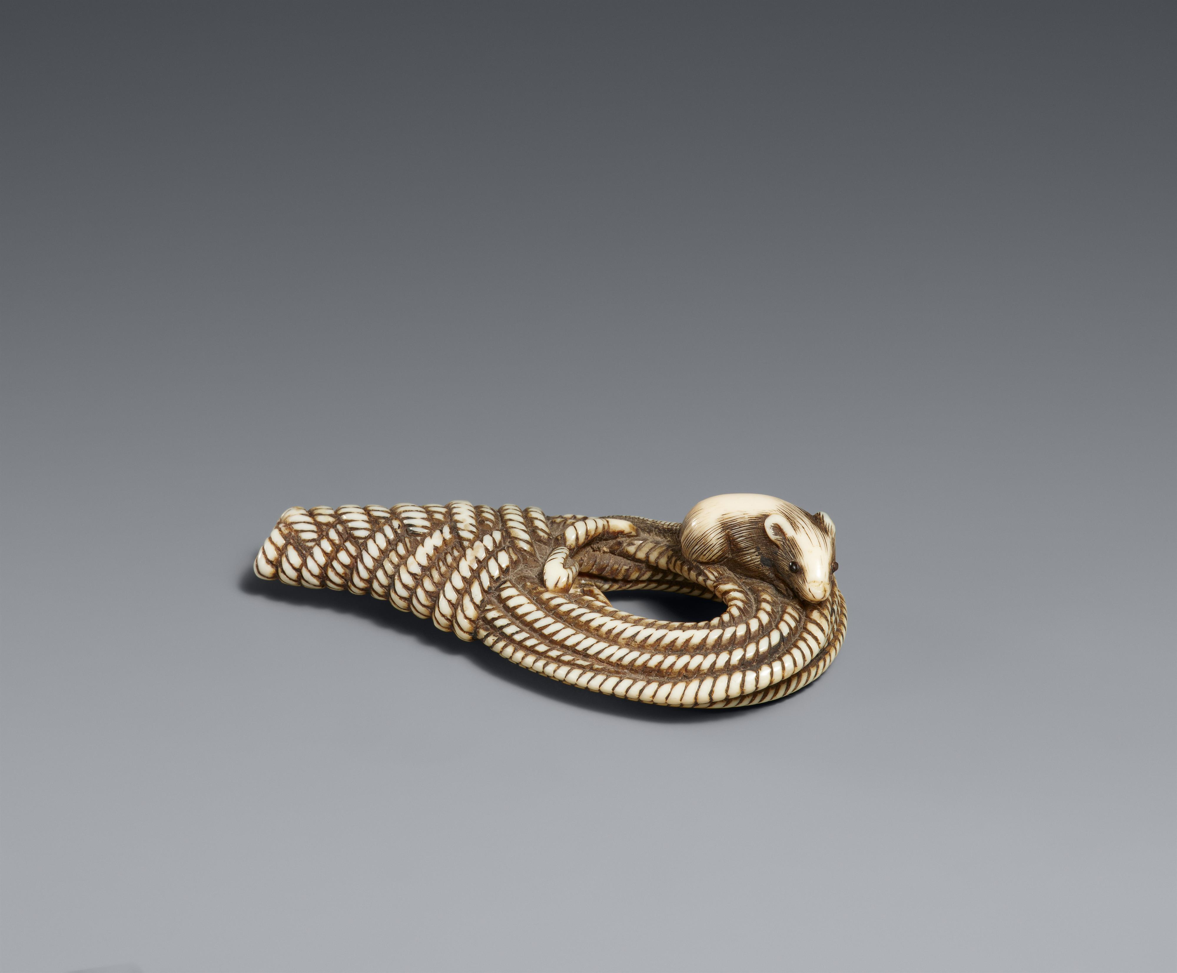 An ivory netsuke of a rat on a rope. Early 19th century - image-1