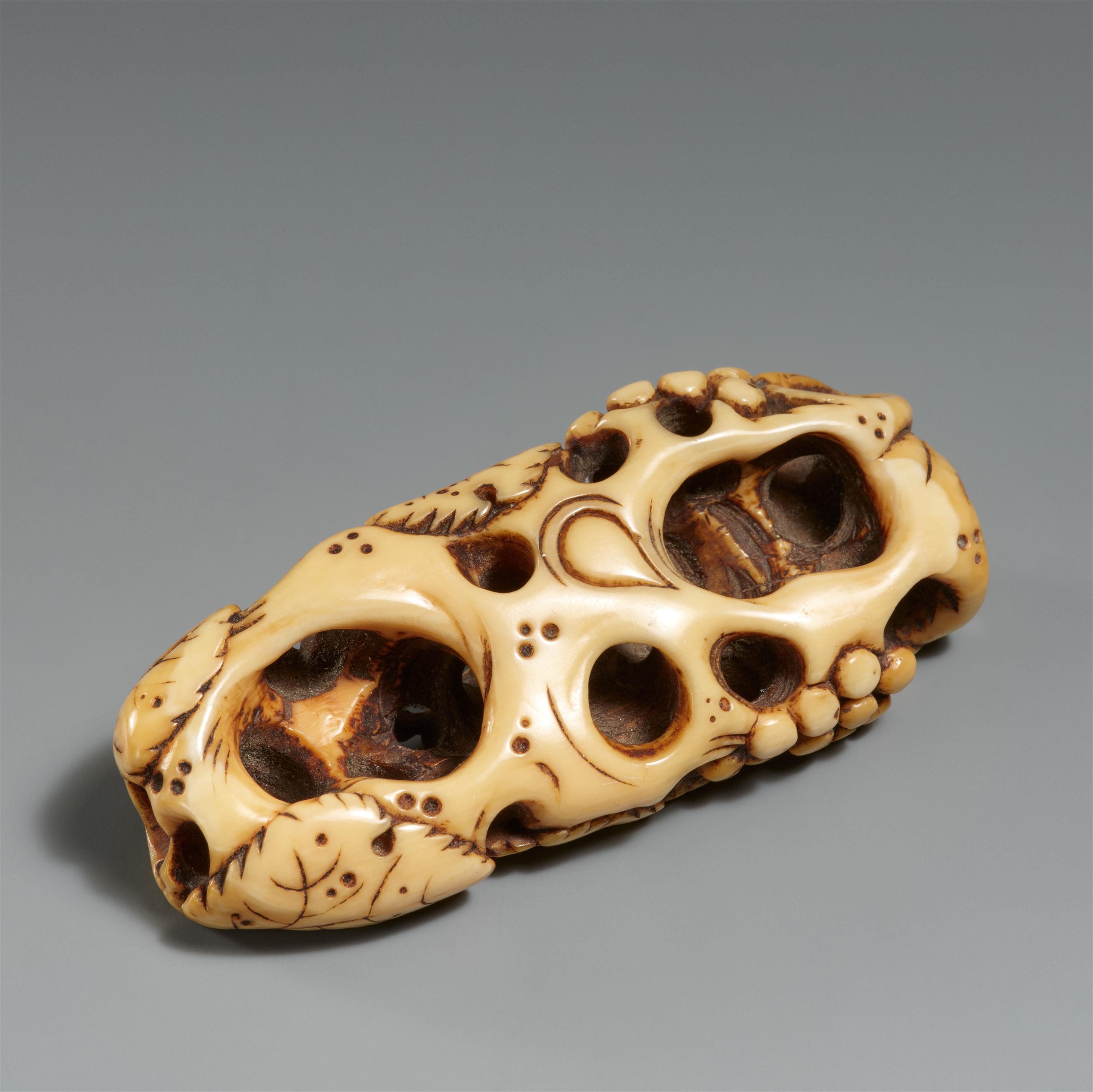 An ivory netsuke of grapes and leaves. 18th century - image-2