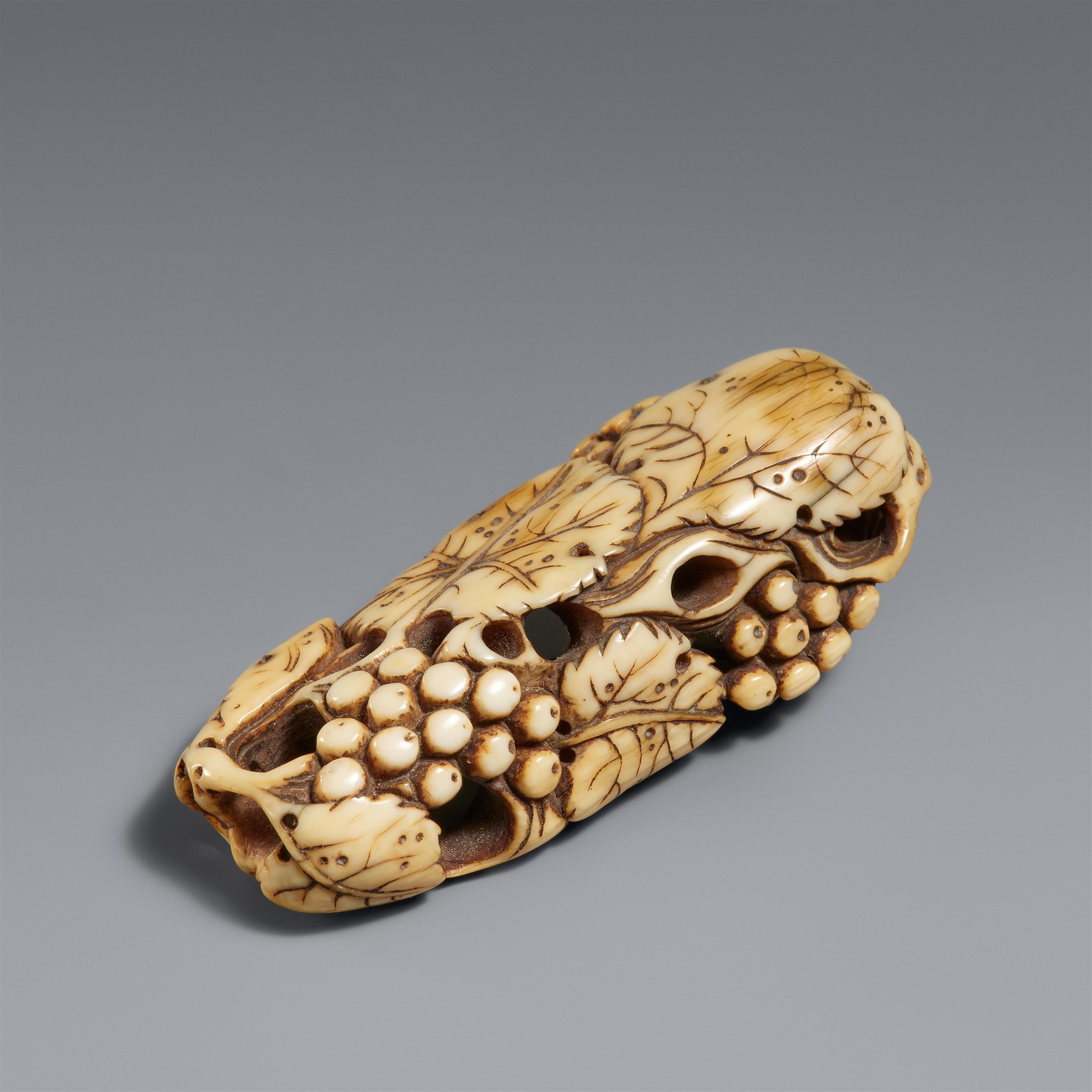 An ivory netsuke of grapes and leaves. 18th century - image-1