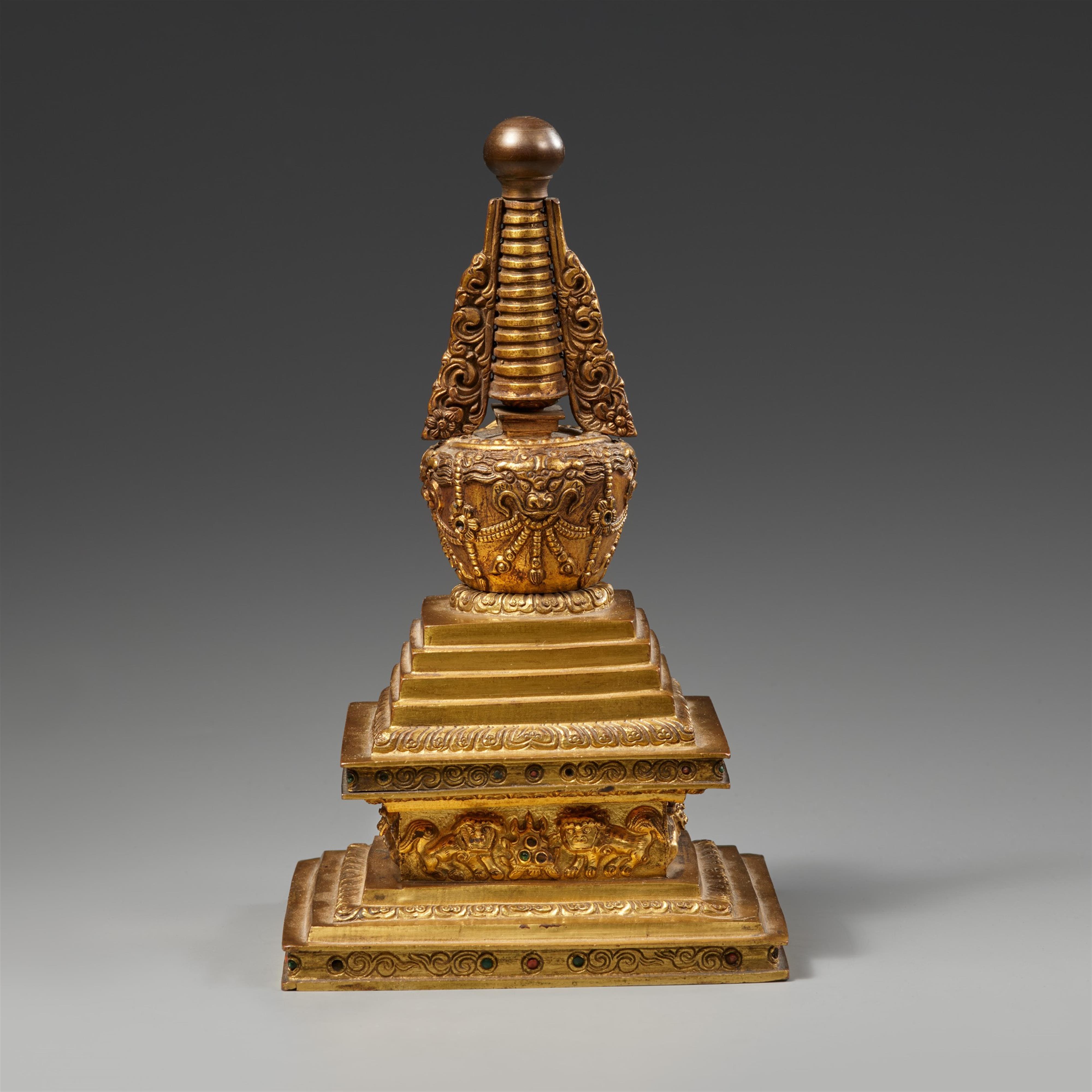 A Tibetan fire-gilt bronze bumpa-stupa. 18th century or later - image-2