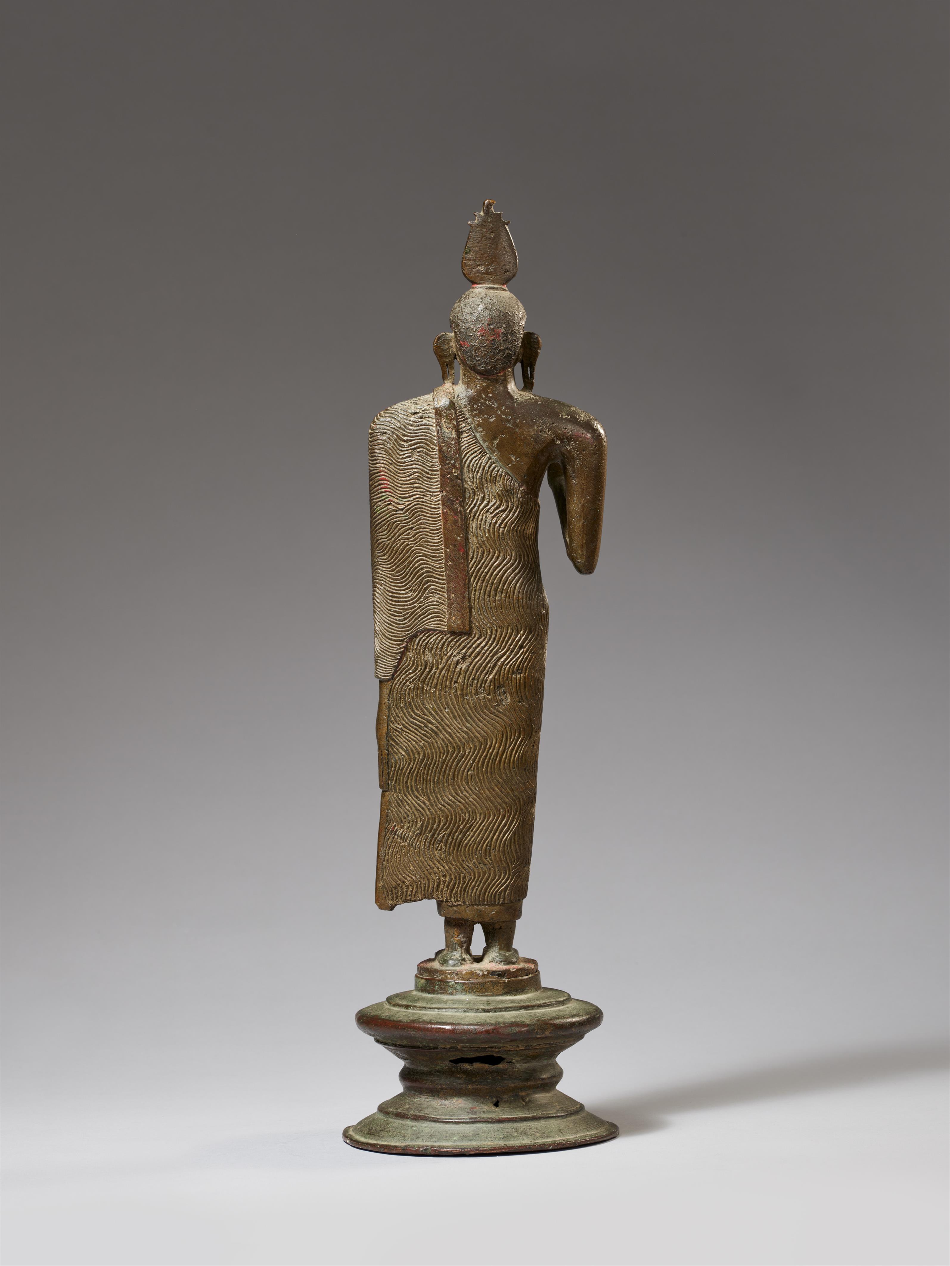 A Singhalese heavy copper alloy figure of Buddha Shakyamuni. Late Kandya period (1480-1815) - image-2