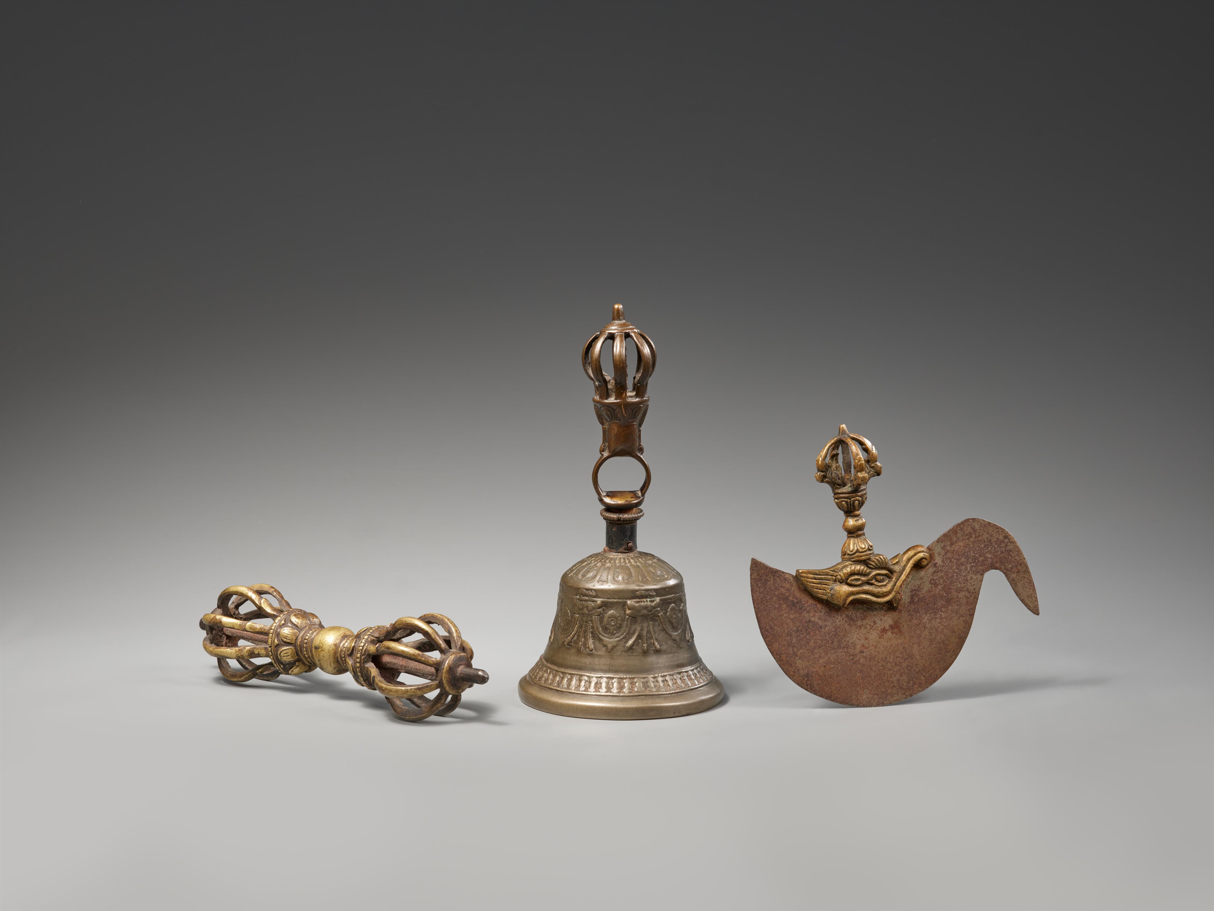 Vajra, Glocke (ghanta) und Kultmesser (kartika). Verschiedene Metalle. Tibet - image-2