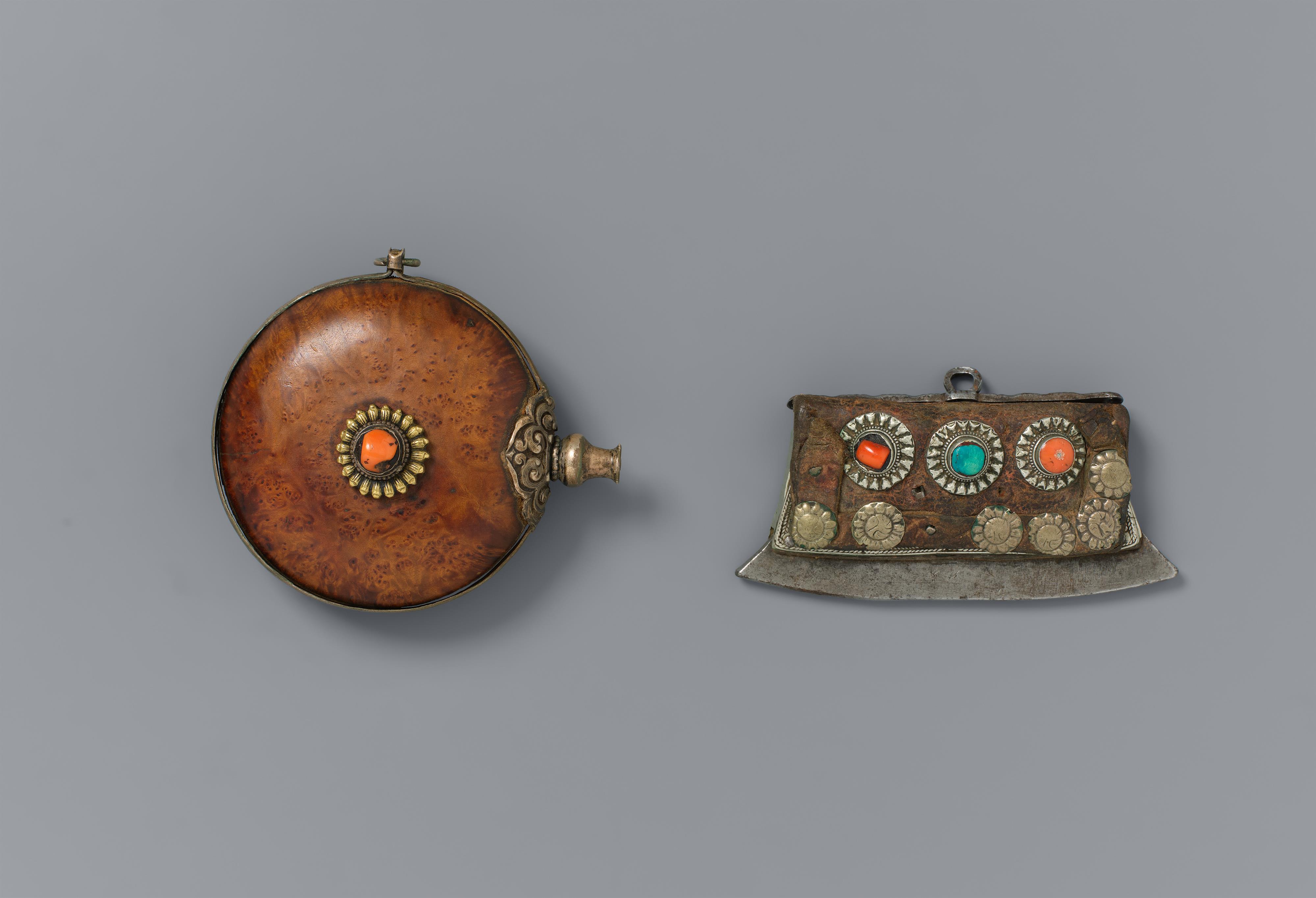 A Tibetan powder flask and a lighter. 19th century - image-1