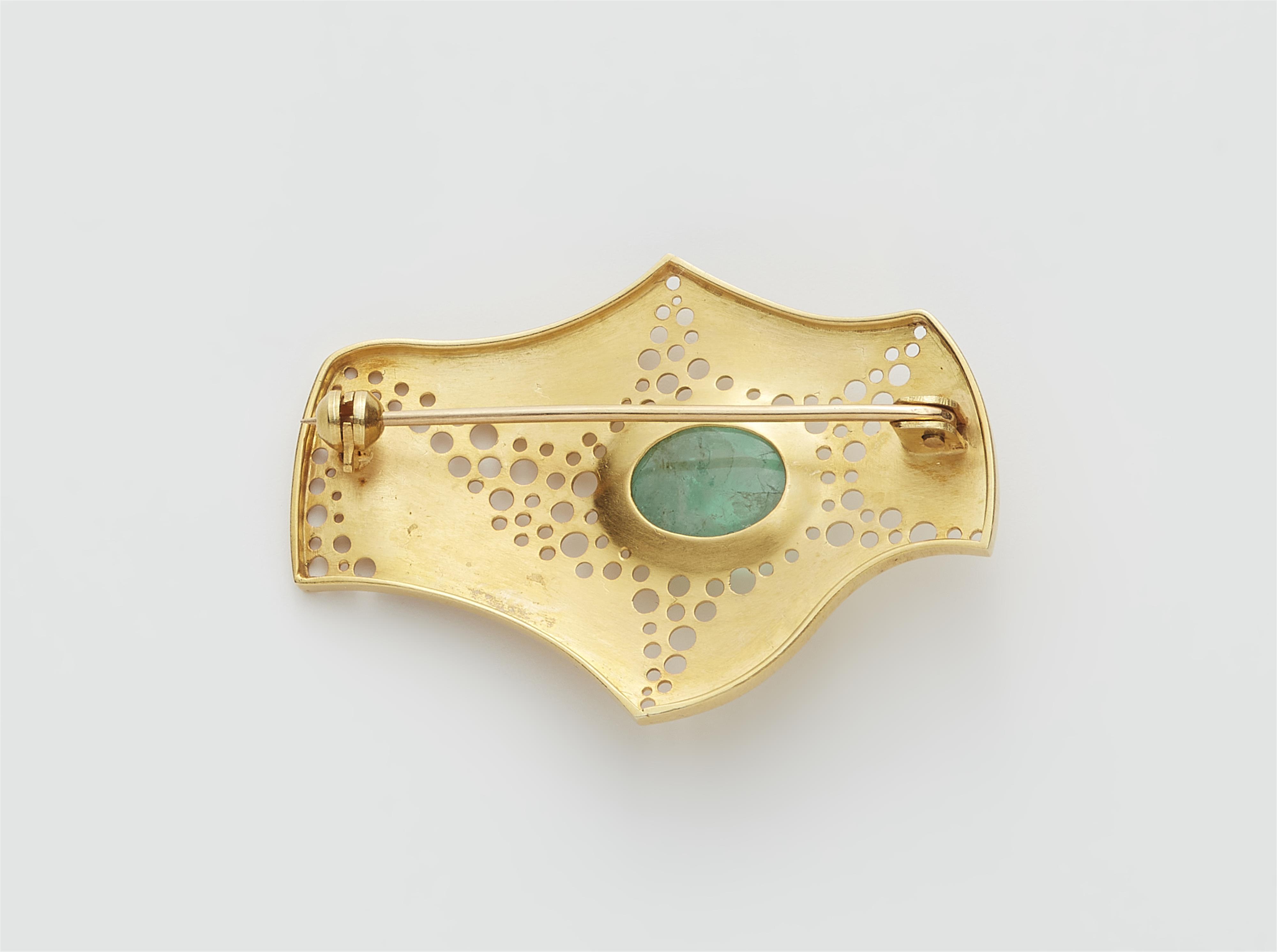 A German 14k yellow gold emerald brooch. - image-2