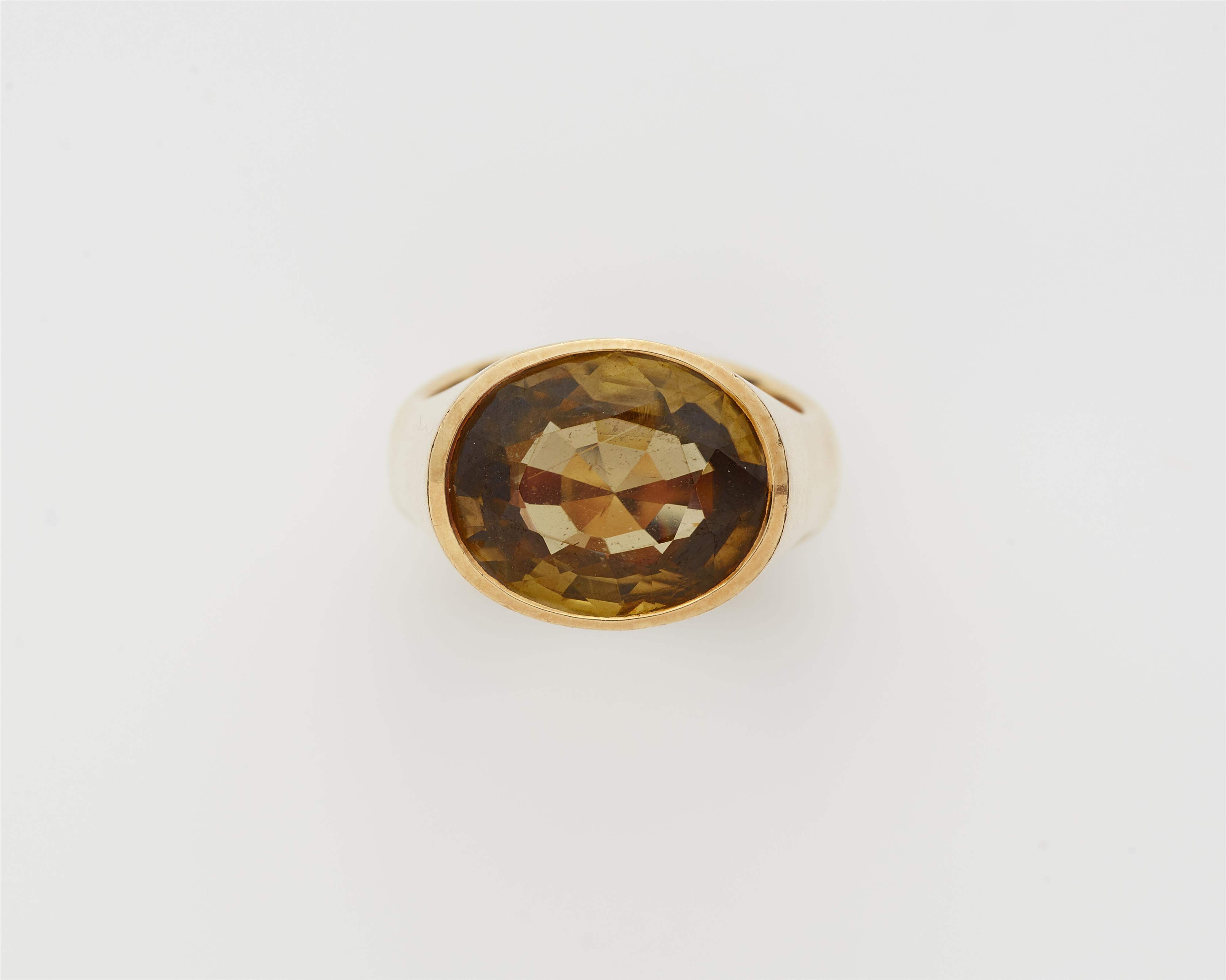 A German 18 kt gold and brown circon ring. - image-1