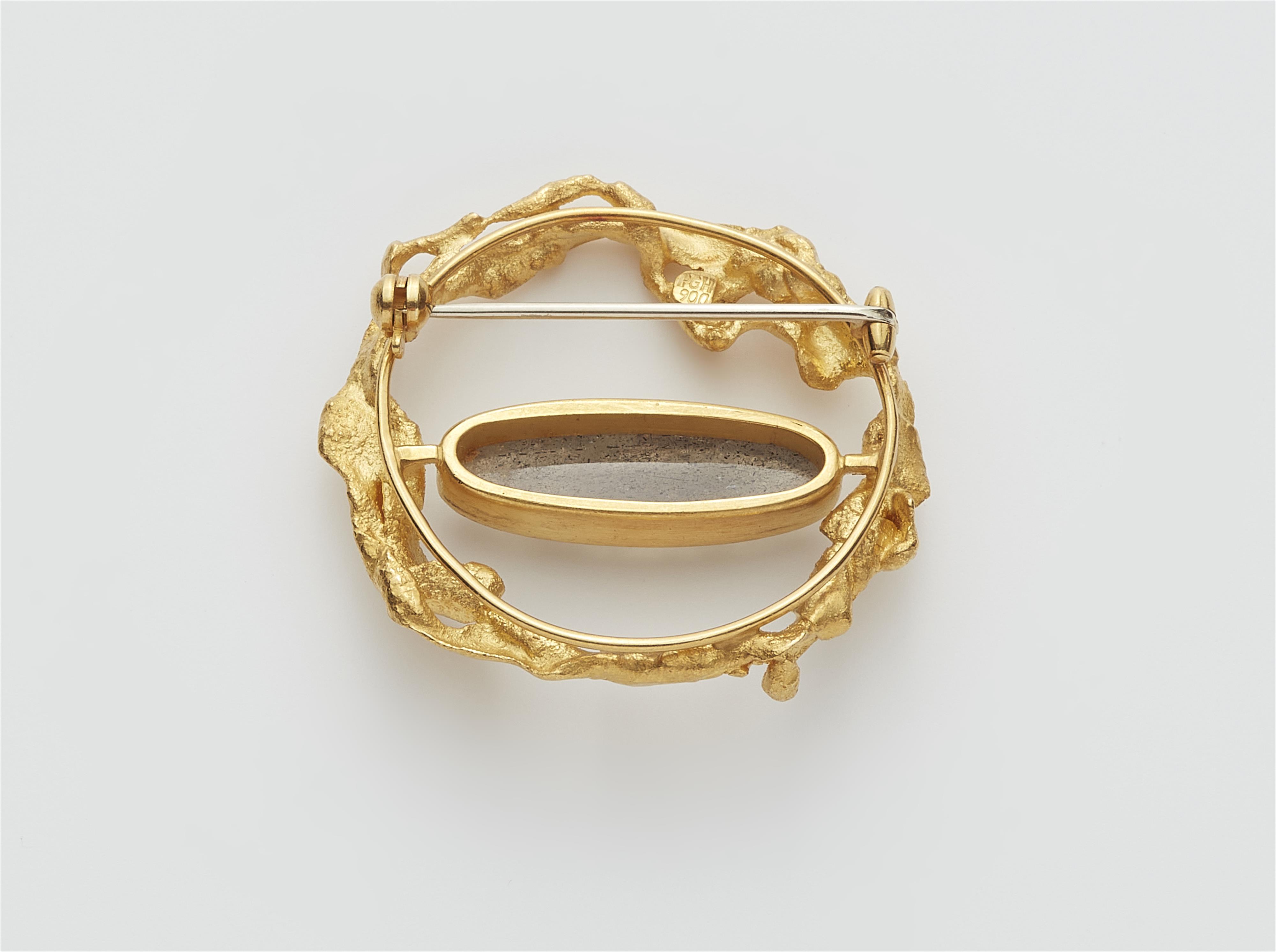 A German 20k gold and labradorite cabochon hoop brooch. - image-2