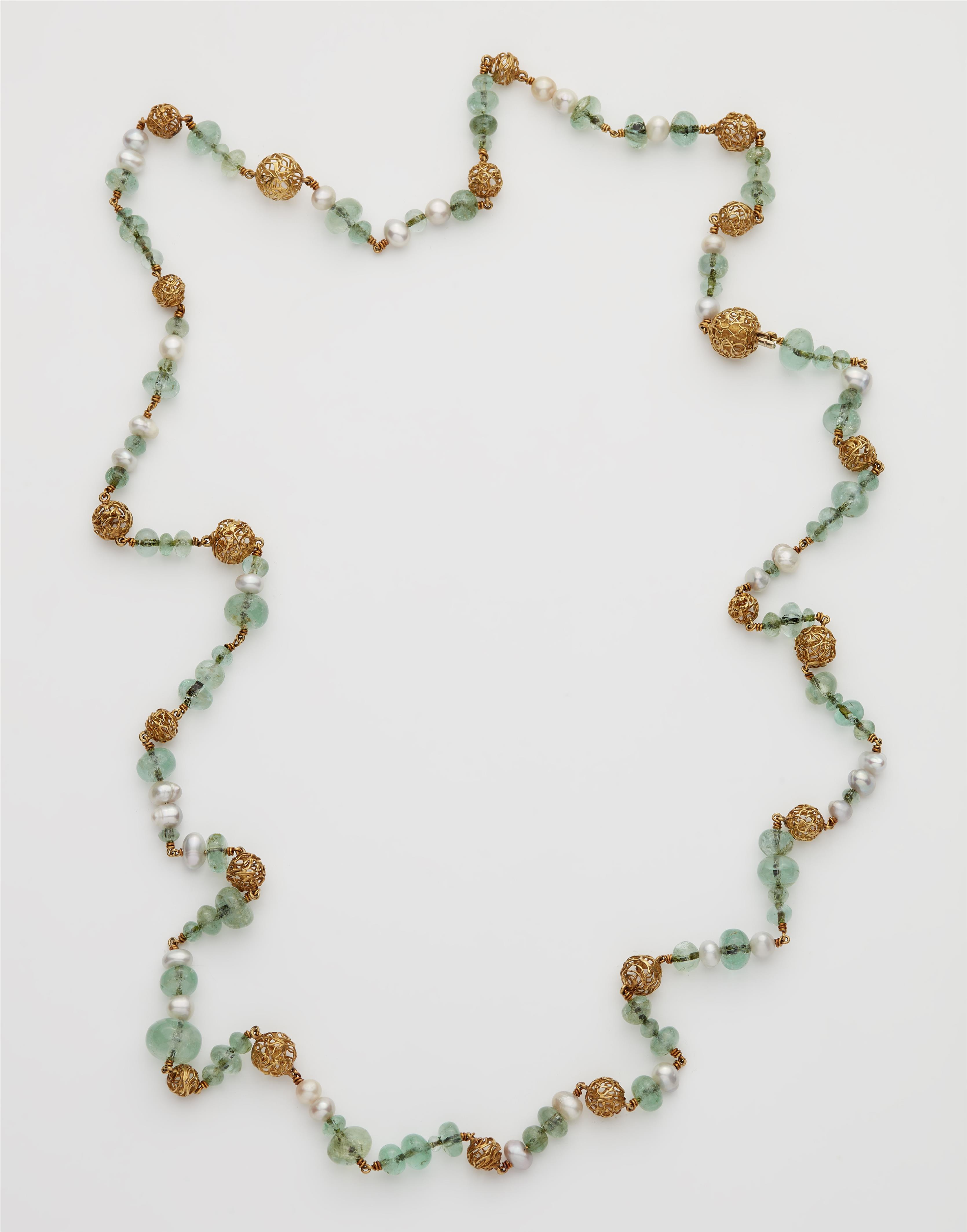 A German 18k gold filigree, emerald and freshwater pearl sautoir necklace. - image-1