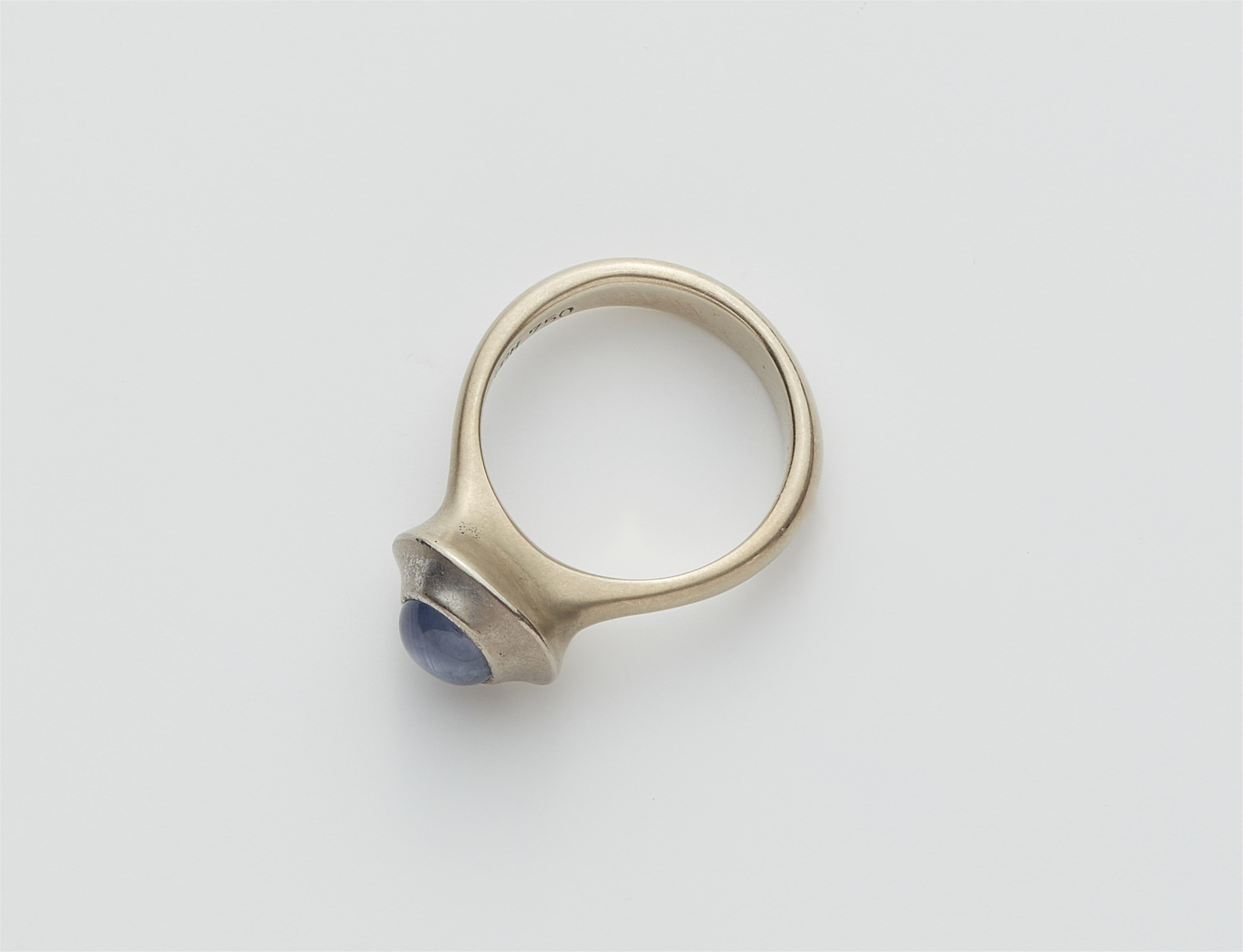 Ring mit kleinem Sternsaphir - image-2