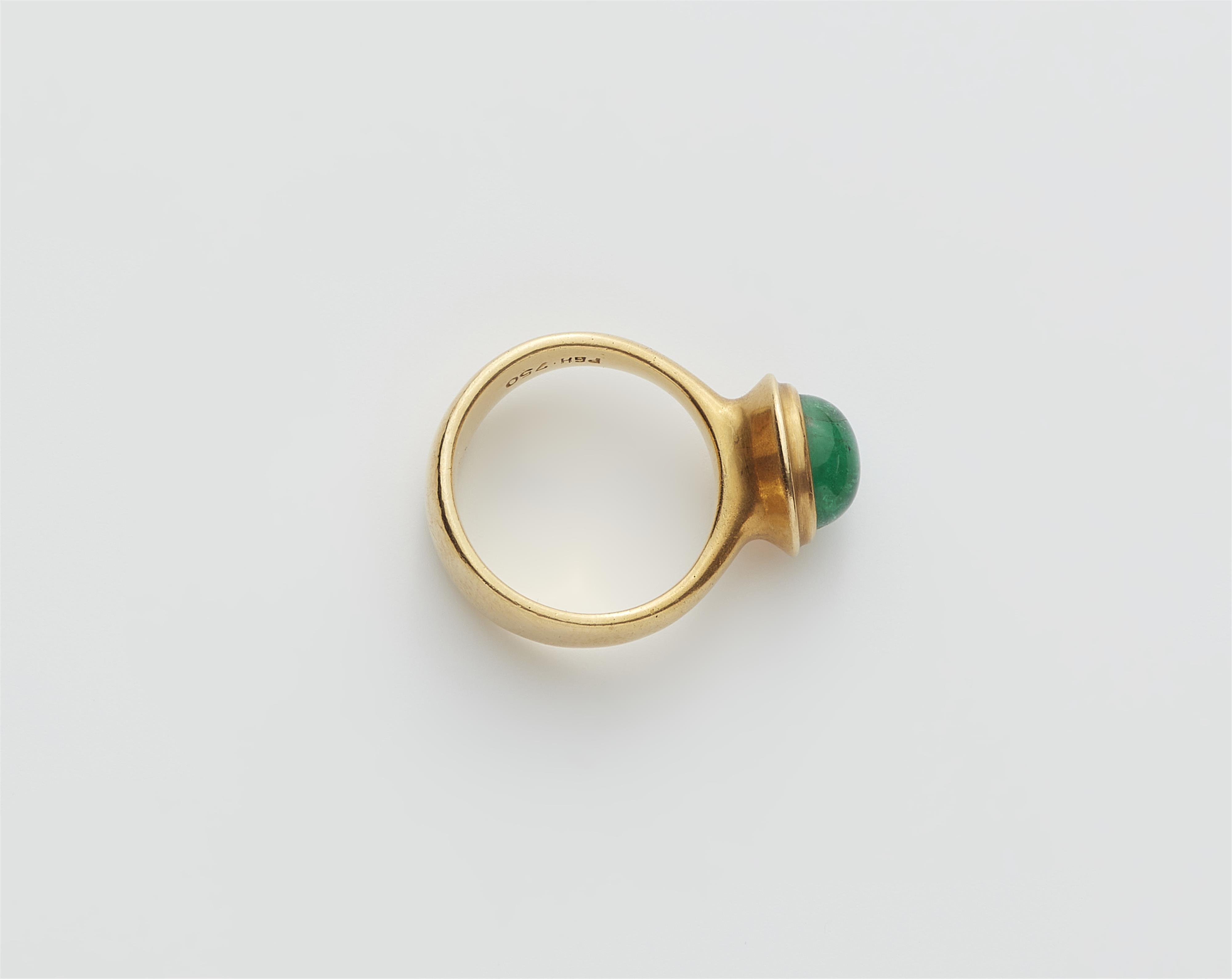 A German emerald cabochon ring. - image-2
